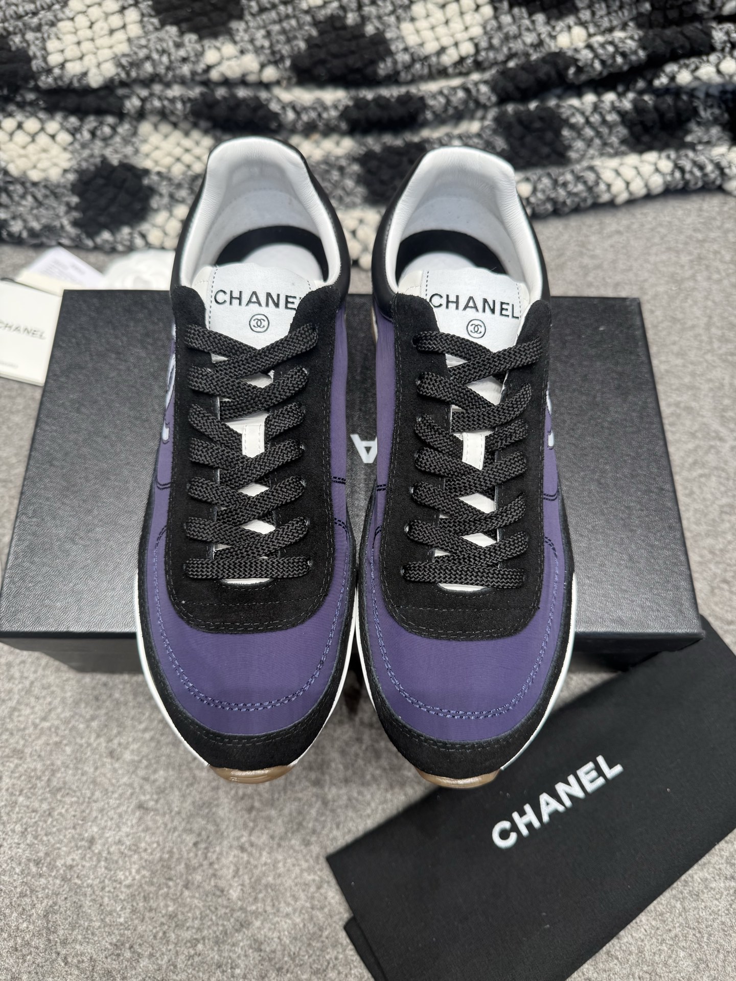 NO:747358,Chanel 26P Early Spring Moral Training Shoes Sports Shoes 26P hot model is indeed well-deserved, beautiful and easy to wear, this wave must be rushed!  The love in the world is Xiaoxiang!  New designers inject fresh souls into classics and rejuvenate them. When you try them on, you can feel them on your feet as softly as if you are stepping on clouds. It is not tiring to walk and has perfect support. The color scheme is classic and versatile, so you can go about your daily life without any pressure. It is the best model with both good looks and comfort!  Upper washed spacewalk cow suede, lining sheepskin, rubber sole TPU outsole Size: 35-41, casual shoes/sports shoes, chanel, sneakers, sheepskin19860909Chanel 26P 早春德训鞋 运动鞋 26P爆款果然名不虚传,又美又好穿,这波必须冲！ 人间挚爱是小香！新设计师注入鲜活灵魂,让经典焕发新生. 试穿直接被拿捏,脚感轻软到像踩在云朵上,走路不累、支撑感满分. 配色经典百搭,日常暴走都毫无压力,颜值与舒适度双在线的王炸款！ 鞋面水洗太空步牛反绒 内里绵羊皮 鞋底生胶TPU大底 码数:35-41,休闲鞋/运动鞋,chanel,sneakers,sheepskin,Women's Shoes