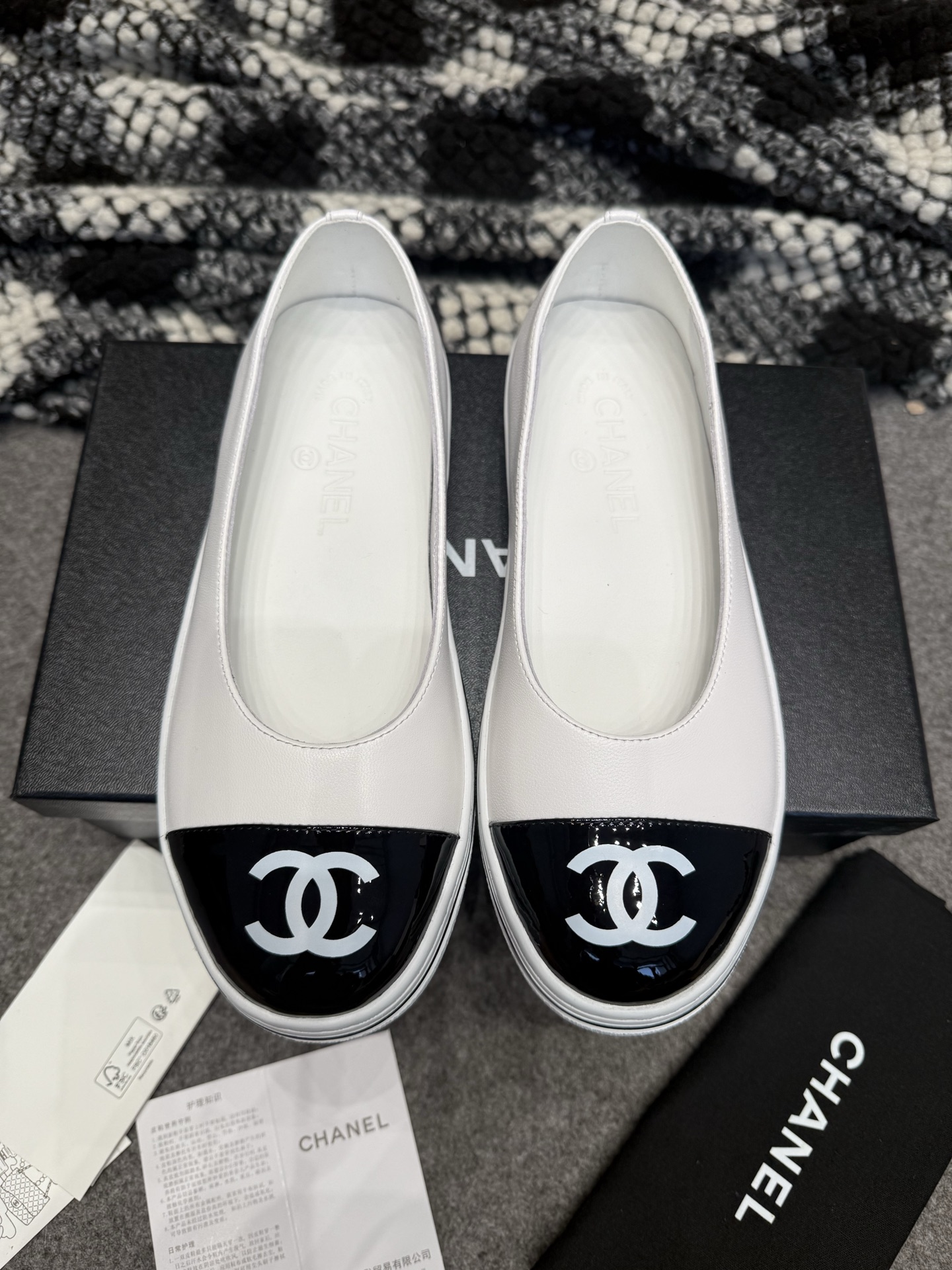 NO:747352,2026 early spring new Chanel Xiaoxiang 26P casual Mary Jane shoes, classic large pair of C logo color-blocked shallow shoes, 26P hot style is indeed well-deserved, beautiful and easy to wear, this wave must be rushed!  At first glance, it looks ordinary. The effect on the feet is completely beyond expectation. It’s super beautiful and super comfortable. When I tried it on, I felt it was so light and soft that it felt like I was stepping on clouds. It’s not tiring when I walk, and the support is perfect. There’s no pressure for daily running, and it’s the best in terms of looks and comfort!  Classic color scheme, double C and large logo, can be worn casually and full of high-end feeling. The designer boldly perfectly blends the uppers of casual soles and fashionable small shoes, retaining comfort while fully interpreting the sweet and cool style. Wear it casually and you will immediately become a fashionista!  Customized sheepskin upper, sheepskin lining, molded rubber outsole, size 35-39 (34.40.41.42 customized, non-returnable), single shoes, chanel, mary jane, sheepskin198609092026早春新款Chanel 小香26P 休闲玛丽珍奶奶鞋经典大双C logo拼色浅口单鞋 26P爆款果然名不虚传,又美又好穿,这波必须冲！ 第一眼看似普通 上脚效果直接拉满 完全超出预想 超美 超舒服 试穿直接被拿捏,脚感轻软到像踩在云朵上,走路不累、支撑感满分. 日常暴走都毫无压力,颜值与舒适度双在线的王炸款！ 经典配色 双C 大Logo 随意一搭 高级感满满 设计师大胆的将休闲鞋底时装小单鞋的鞋面 完美融合在一起 保留了舒适的同时又将甜酷风演绎得淋漓尽致 随便一搭 立马跃升为时尚达人！ 鞋面定制羊皮 内里垫脚羊皮 鞋底开模橡胶大底 码数35-39（34.40.41.42定做不退换）,单鞋,chanel,mary jane,sheepskin,Women's Shoes