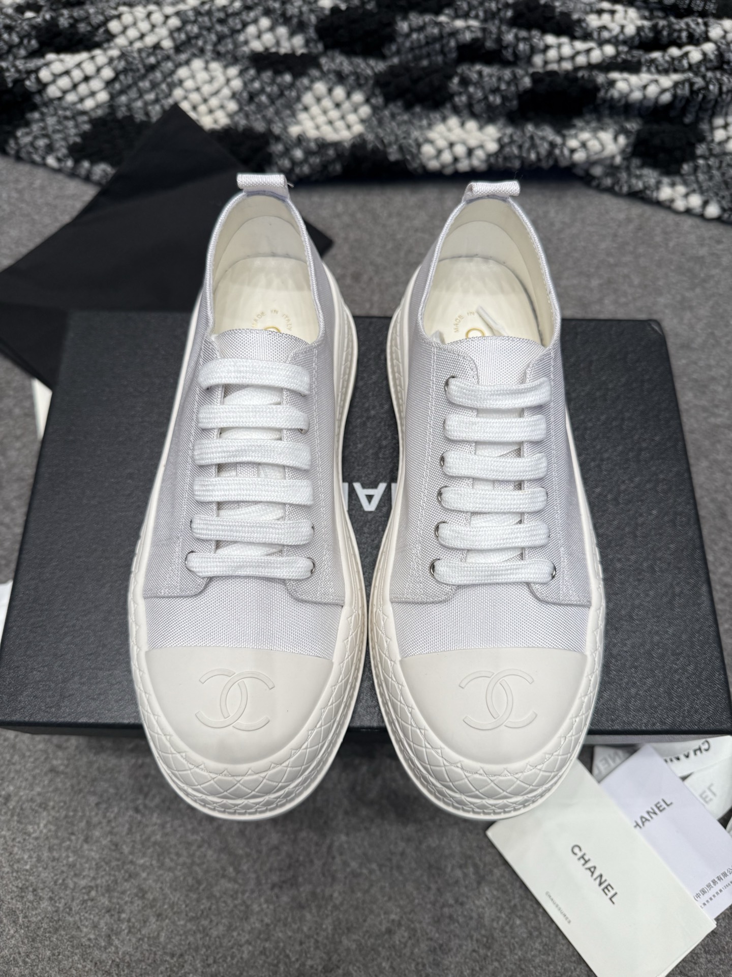 NO:747351,Chane*26 early spring new thick-soled Mary Jane shoes are a pair of shoes that are both casual and girly. They look very good and look good when worn. At first glance, I felt a bit clumsy. When I put them on, I realized that I am superficial. Oh my God, how can they be so good-looking and so comfortable? The most important thing is that the feet look so delicate and the legs are so long. Instant heartbeat, must be kept for yourself. New designer aesthetics are online, abandoning complexity and gorgeousness, and perfectly integrating practicality and high-end sense. This shoe is really worth buying with your eyes closed. You can’t buy two pairs too much. Classic black and white color scheme  Easy to handle and high return rate. Thick-soled design makes you taller and slimmer. It feels comfortable on your feet and there is no pressure when walking for a long time. The upper is made of original imported sheepskin, lining sheepskin, foot-padding sheepskin, original TPU customized outsole. Sole thickness 5.5cm Size: 35-41 (40.41 customization is not returnable), casual shoes/sports shoes, chanel, mary jane, sneakers, sheepskin19860909Chane*26早春新品厚底玛丽珍鞋 一双休闲少女结合的鞋 穿起来很乖很好看 第一眼感觉有点笨笨的 穿上才发现是我肤浅了 天啊 怎么可以那么好看 那么舒服 最最主要的是显得脚好秀气 腿好长 瞬间心动 必须自留 新设计师审美在线,摒弃繁复华丽,把实用与高级感完美融合,这款真的值得闭眼入,入手两双都不嫌多. 经典黑白配色 轻松拿捏高回头率.厚底设计显高显瘦,脚感舒适,长时间行走也毫无压力 鞋面采用原版进口羊皮,内里羊皮,垫脚羊皮,原版TPU定制大底 底厚5.5cm Size:35-41(40.41定制不退换),休闲鞋/运动鞋,chanel,mary jane,sneakers,sheepskin,Women's Shoes