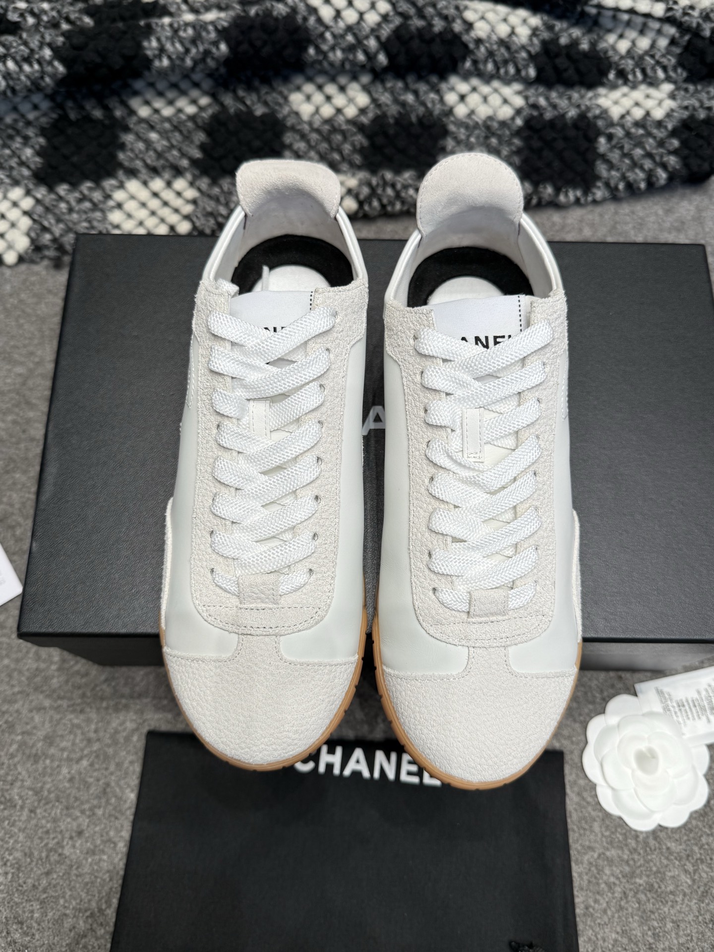 NO:747350,Chanel·Chanel 2026ss new Xiaoxiang beef tendon sole sneakers, running shoes, moral training shoes, casual sports shoes, the top version of the original purchase, development and production, another super hot item in Xiaoxiang counter, the favorite of Internet celebrity bloggers and ladies, various praises on social platforms, extremely popular, seeing this issue can always arouse the inner demands of fashion among girls!  Made of the latest calfskin material, the upper is fashionable and easy to care for!  The fabric is original custom-made first-layer cowhide, the lining is original imported soft sheepskin, the sole is original open-molded non-slip beef tendon sole, the sole thickness is about 2.5cm, size 35-41, casual shoes/sports shoes, chanel, chanel, sneakers, cowhide, sheepskin19860909Chanel·香奈儿 2026ss新款 小香牛筋底球鞋跑鞋德训鞋休闲运动鞋 顶级版本原版购入开发做货 小香专柜又一超级大爆款,网红博主小姐姐们的挚爱,社交平台的各种夸赞,人气超高,看到这期总能唤起少女内心对时髦的诉求！最新小牛皮材质,上脚时髦感十足,容易打理！ 面料原版定制头层牛皮 内里原版进口柔软羊皮 鞋底原版开模防滑牛筋底 底厚约2.5cm 码数35-41,休闲鞋/运动鞋,chanel,chanel,sneakers,cowhide,sheepskin,Women's Shoes