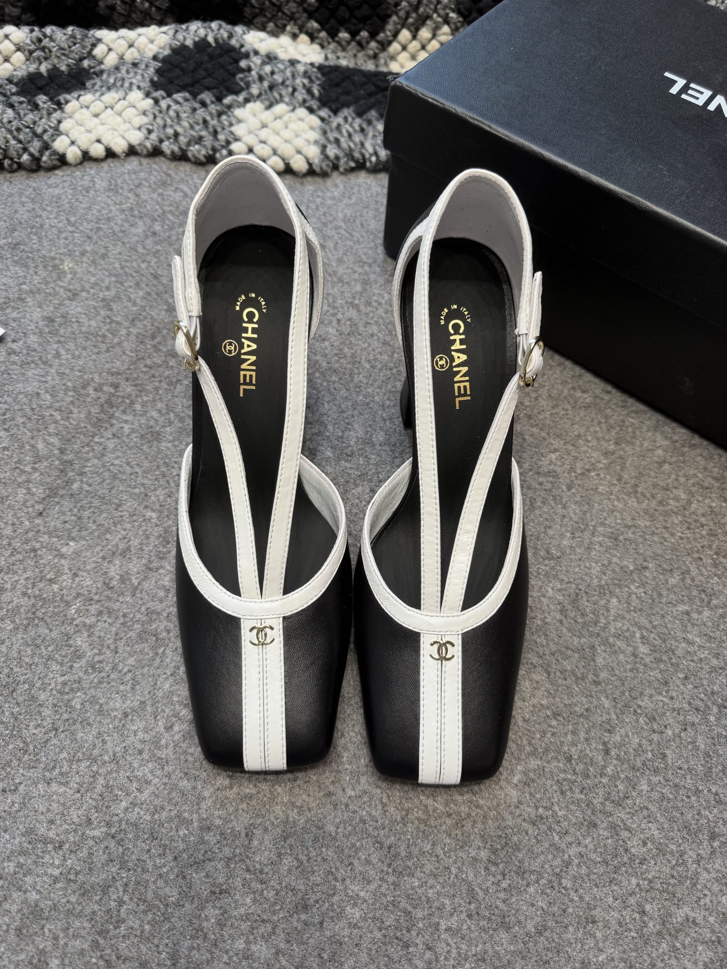 NO:887755,Chanel26s sandals catwalk model, classic black and white square-toe high heels, classic double C logo + contrasting T-strap design, square toe to modify the foot shape, thick heels that are as stable as the ground, elegant for commuting and dating, multi-color options to cover your whole spring and summer. Square-toe lines are soft and not picky, and T-strap design elongates the leg line. Original custom-made sheepskin/cow leather, original sheepskin-lined insole  Outsole: original leather outsole. Heel height 8.5 cm, 4 sizes 35-41 (40 41 customized, non-returnable), high heels and sandals, chanel, sandals, high heels, cowhide, sheepskin, Leather soles19860909Chanel26s凉鞋走秀款经典的黑白拼色方头高跟 经典双C标+撞色T字带设计,方头修饰脚型超绝,粗跟走路稳如平地,通勤约会都能拿捏的优雅感,多色可选承包你的一整个春夏. 方头线条柔和不挑脚型,T字带设计拉长腿部线条 原版定制羊皮/牛皮 原版羊皮内里鞋垫 大底:原版真皮大底.跟高8.5厘米 4码数35-41（40 41定做不退换）,高跟鞋凉鞋,chanel,sandals,high heels,cowhide,sheepskin,Leather soles,Women's Shoes