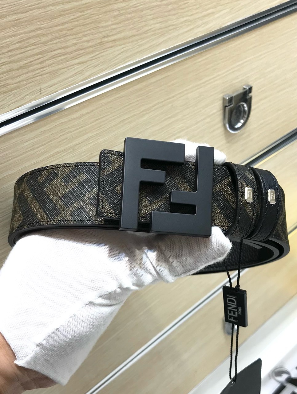 Fendi 品质 免税包装 𝕎𝕚𝕕𝕥𝕙：𝟯 𝟴𝗰𝗺 芬迪 FENDI 支持𝐍𝐅𝐂防伪识别
