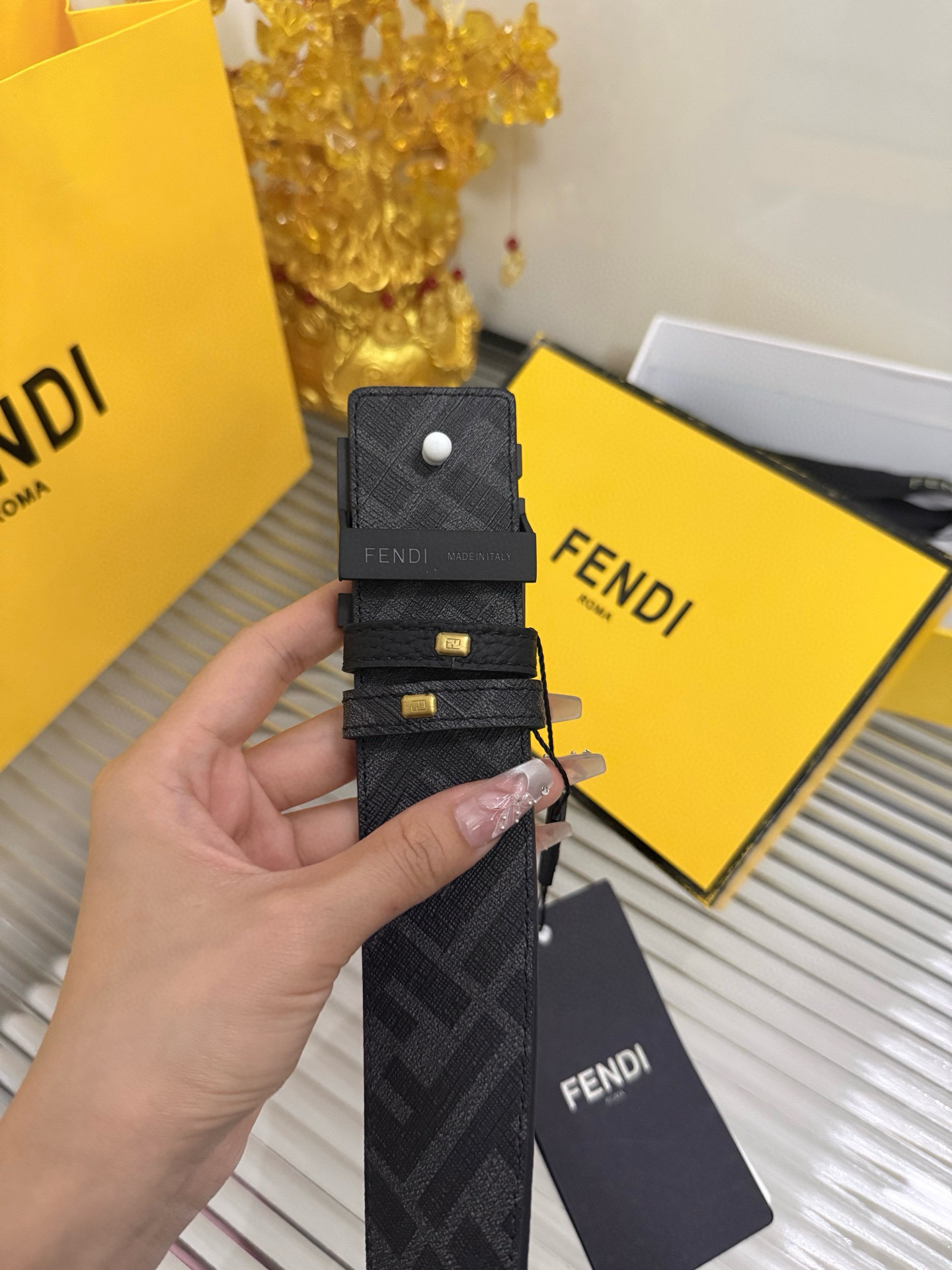 Fendi 宽度：𝟰.𝟬𝗰𝗺 芬迪 FENDI 系列 双面可使用 /小牛皮荔枝+精品钨钢五金扣