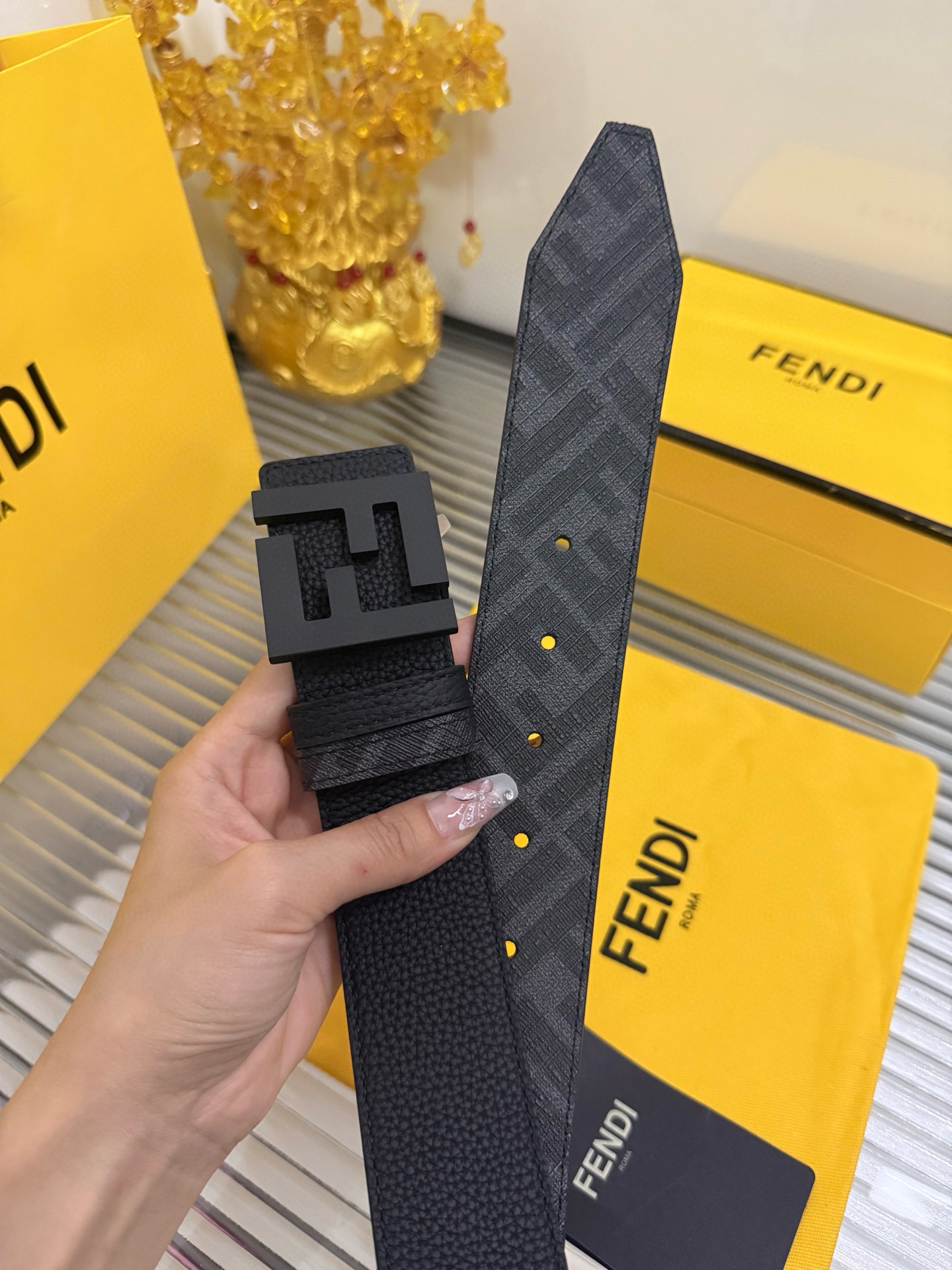 Fendi 宽度：𝟰.𝟬𝗰𝗺 芬迪 FENDI 系列 双面可使用 /小牛皮荔枝+精品钨钢五金扣