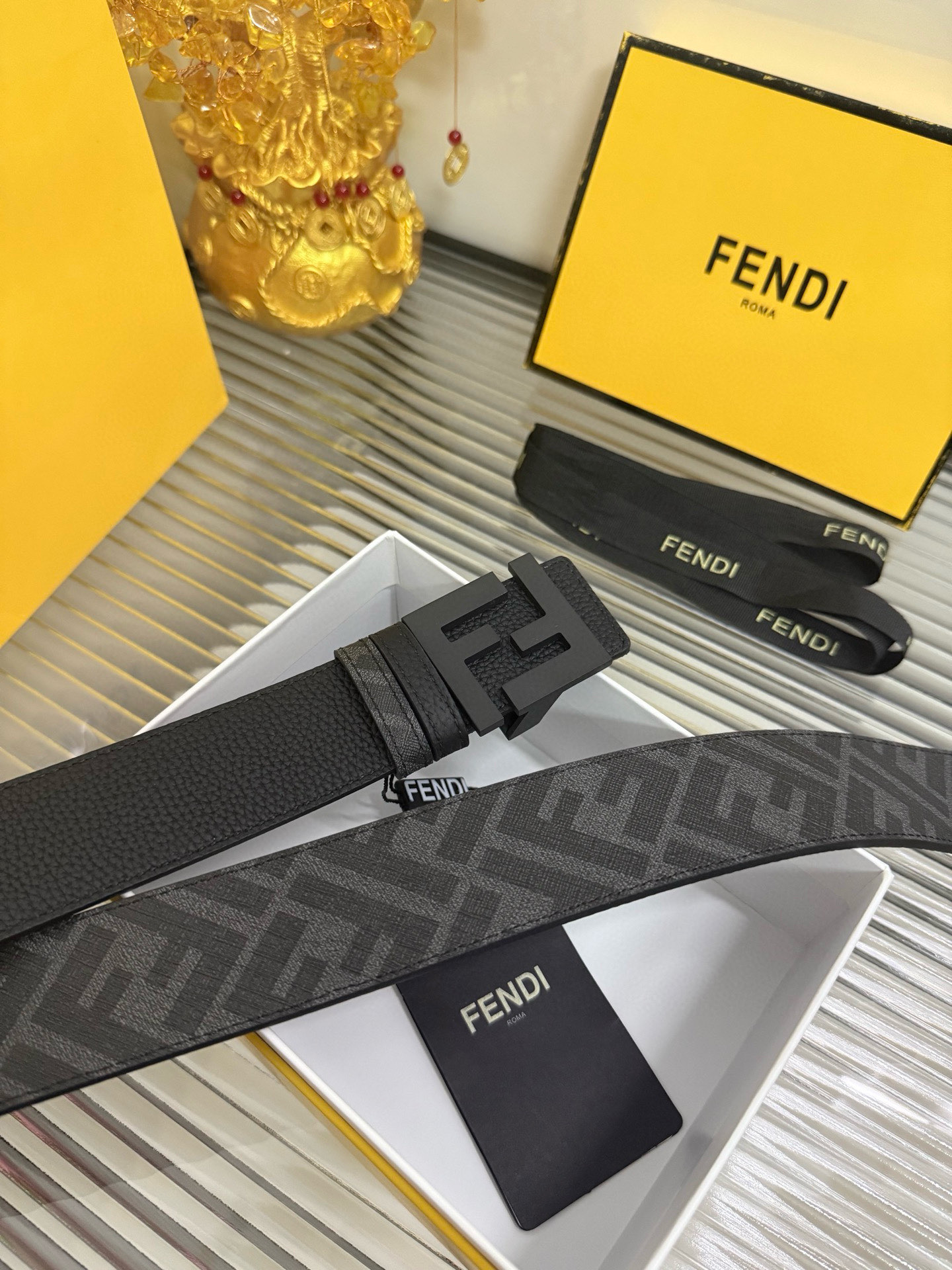 Fendi 宽度：𝟰.𝟬𝗰𝗺 芬迪 FENDI 系列 双面可使用 /小牛皮荔枝+精品钨钢五金扣