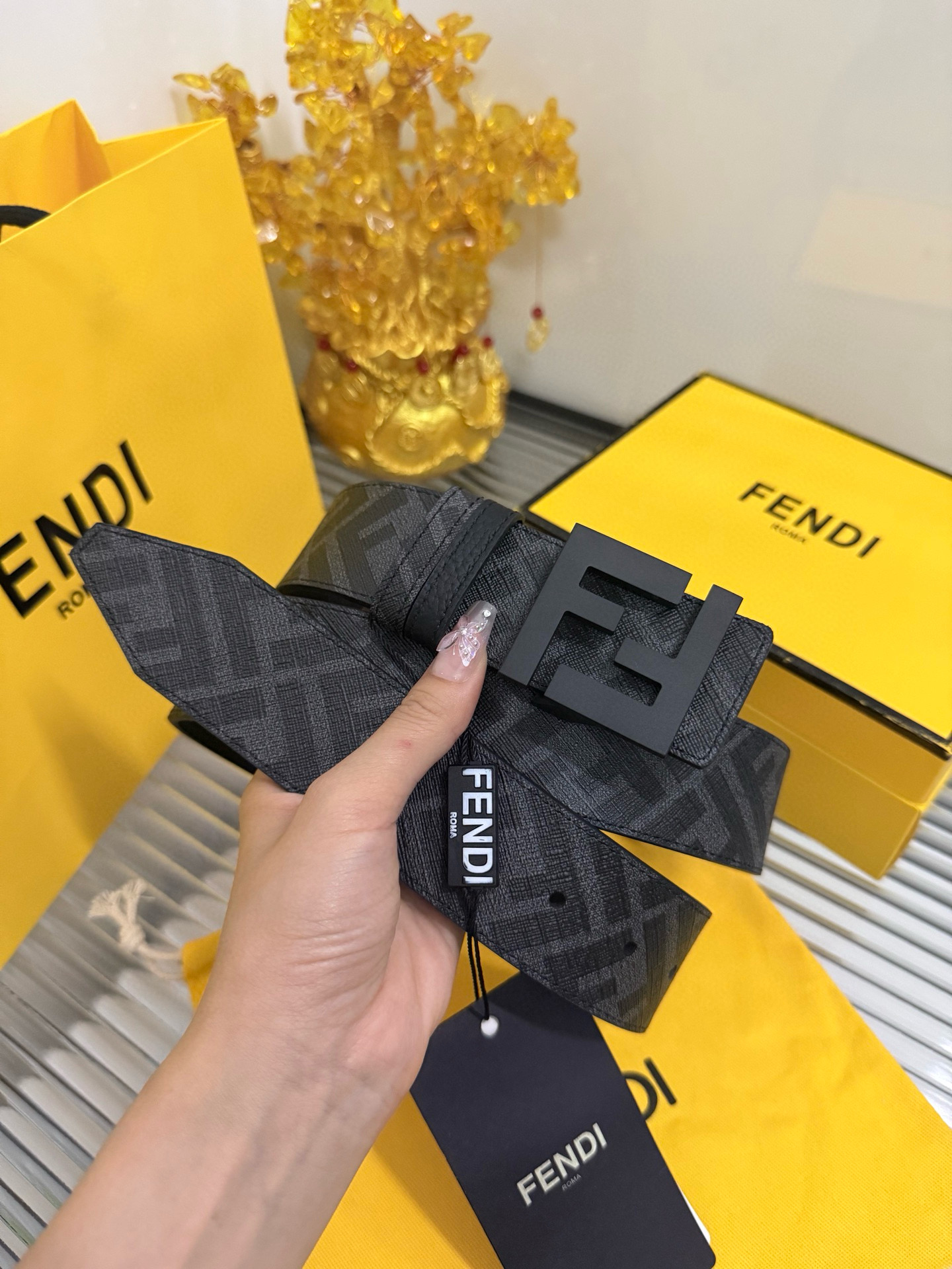 Fendi 宽度：𝟰.𝟬𝗰𝗺 芬迪 FENDI 系列 双面可使用 /小牛皮荔枝+精品钨钢五金扣