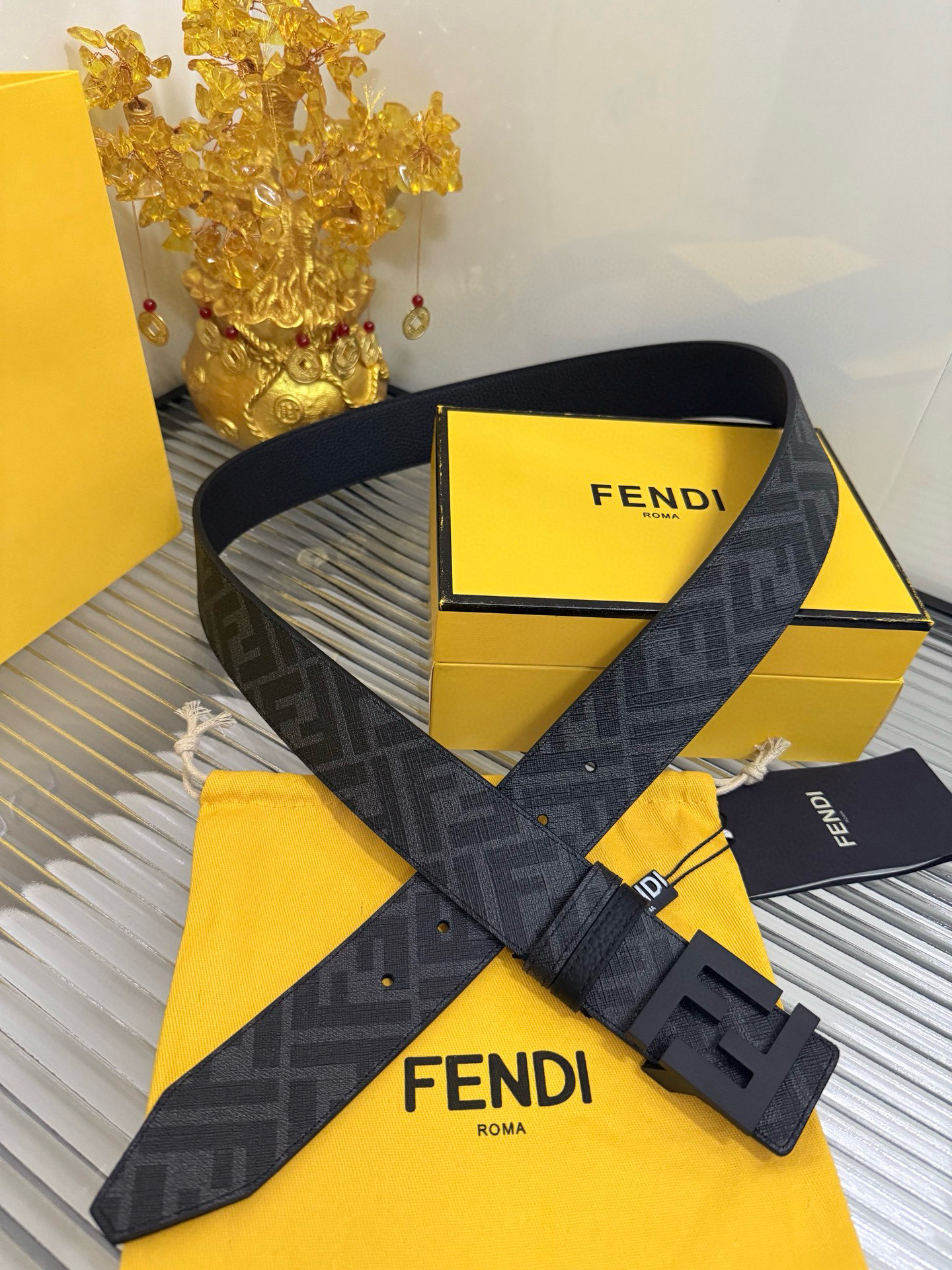 Fendi 宽度：𝟰.𝟬𝗰𝗺 芬迪 FENDI 系列 双面可使用 /小牛皮荔枝+精品钨钢五金扣
