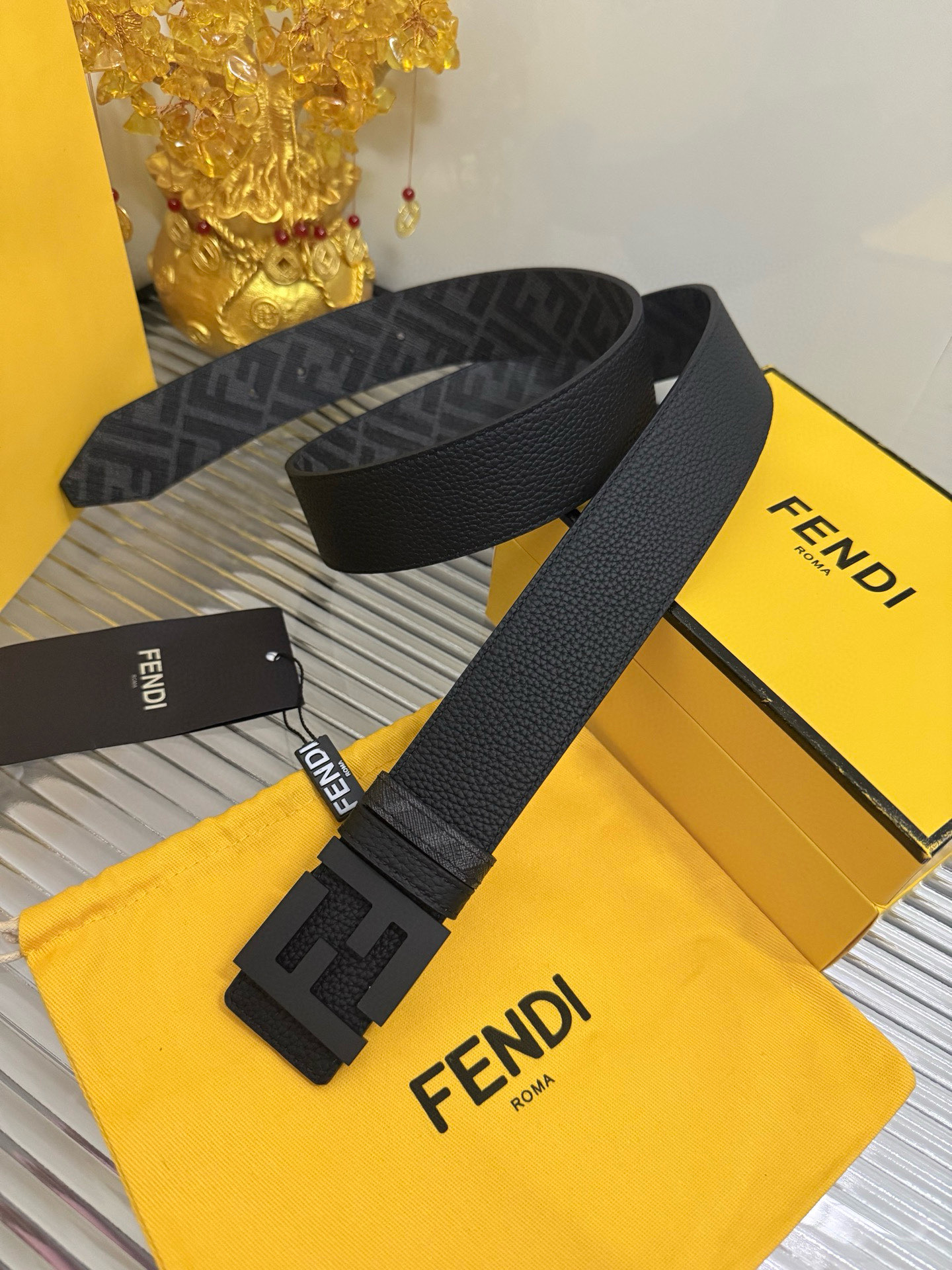 Fendi 宽度：𝟰.𝟬𝗰𝗺 双面可用 芬迪 FENDI 系列 /小牛皮荔枝+精品钨钢五金扣