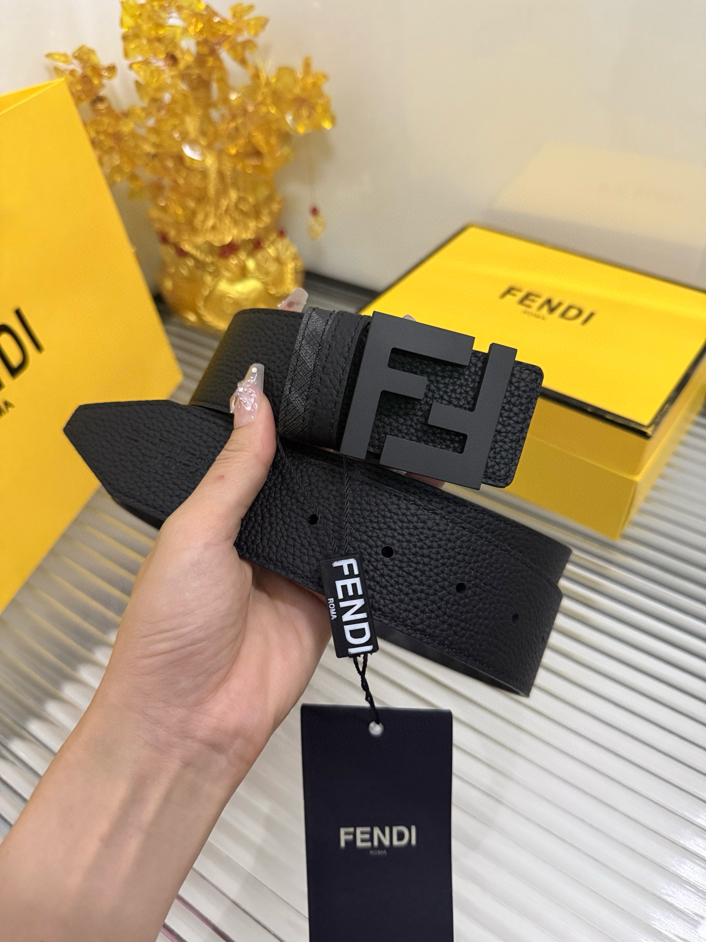 Fendi 宽度：𝟰.𝟬𝗰𝗺 双面可用 芬迪 FENDI 系列 /小牛皮荔枝+精品钨钢五金扣