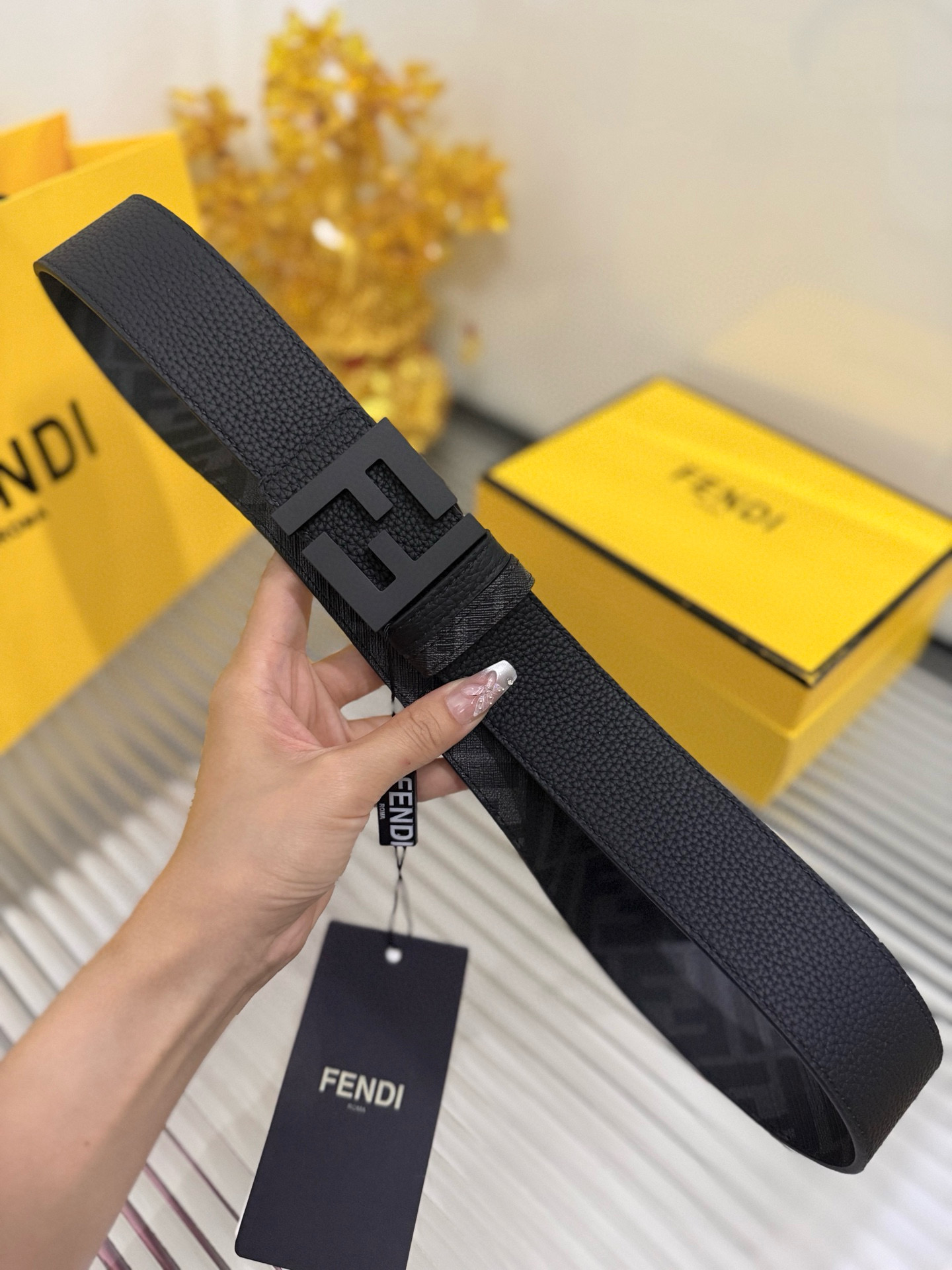 Fendi 宽度：𝟰.𝟬𝗰𝗺 双面可用 芬迪 FENDI 系列 /小牛皮荔枝+精品钨钢五金扣