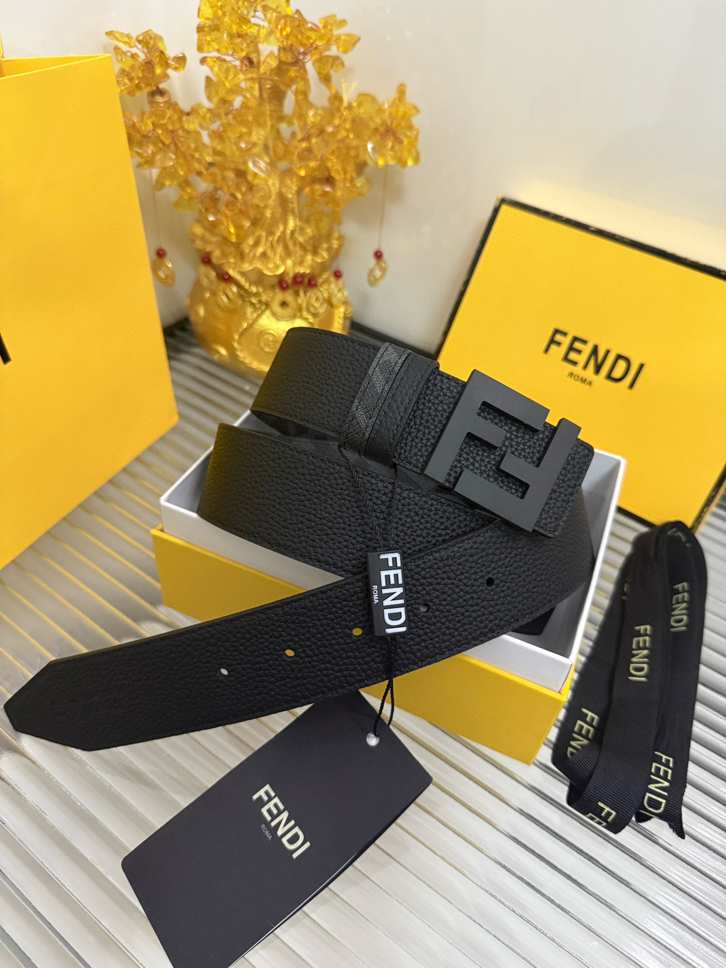 Fendi 宽度：𝟰.𝟬𝗰𝗺 双面可用 芬迪 FENDI 系列 /小牛皮荔枝+精品钨钢五金扣