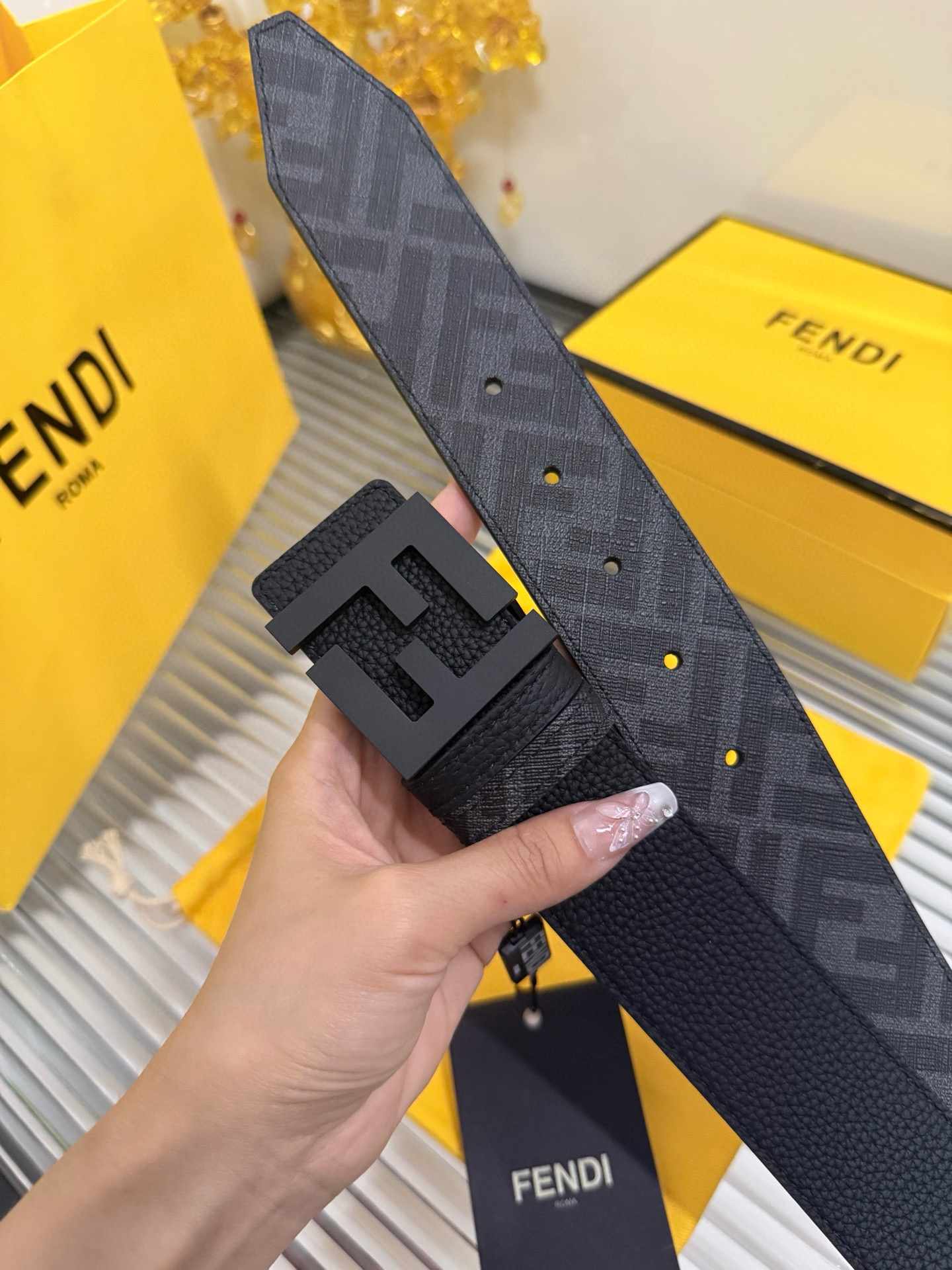 Fendi 宽度：𝟰.𝟬𝗰𝗺 双面可用 芬迪 FENDI 系列 /小牛皮荔枝+精品钨钢五金扣