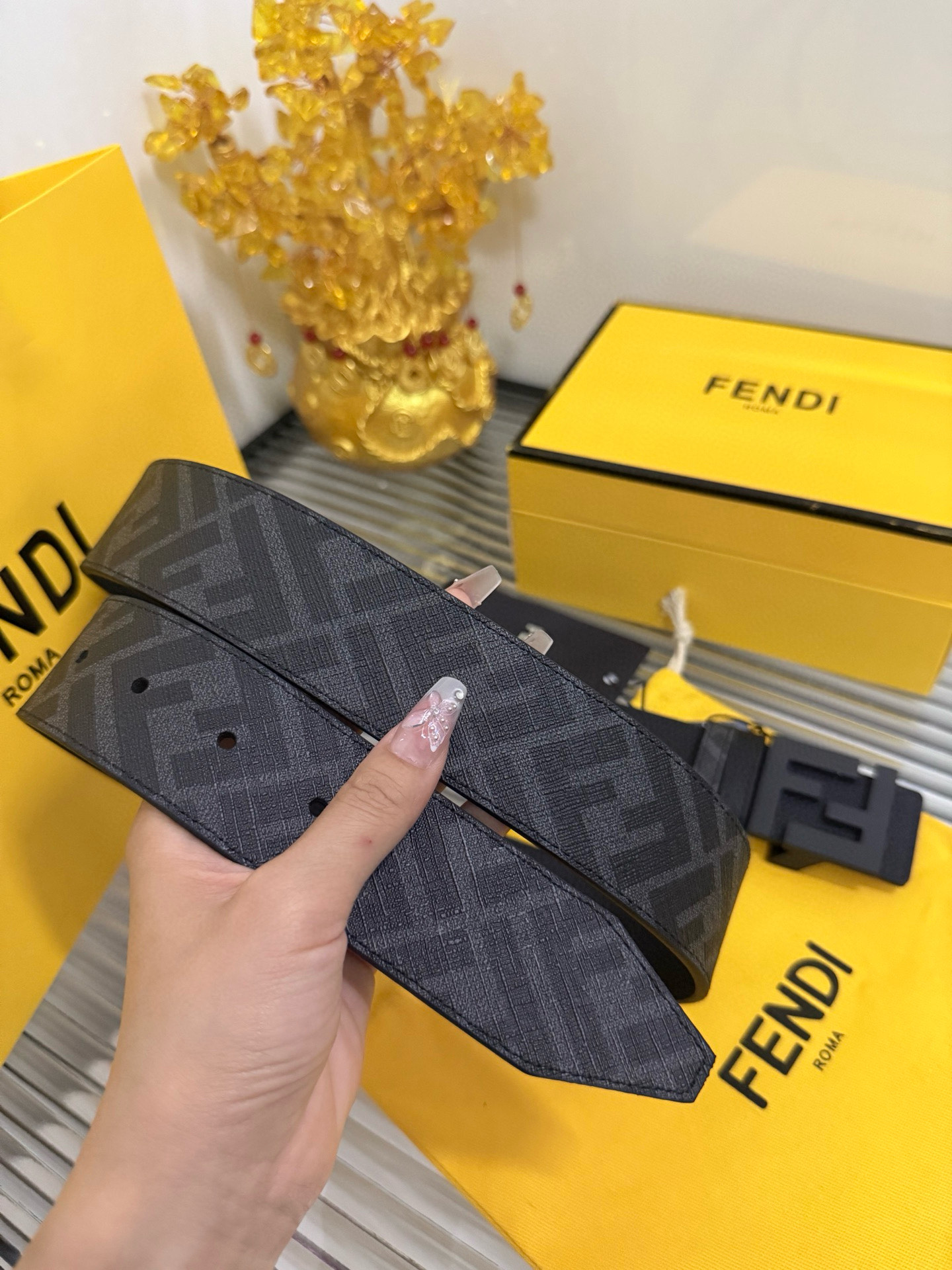Fendi 宽度：𝟰.𝟬𝗰𝗺 双面可用 芬迪 FENDI 系列 /小牛皮荔枝+精品钨钢五金扣