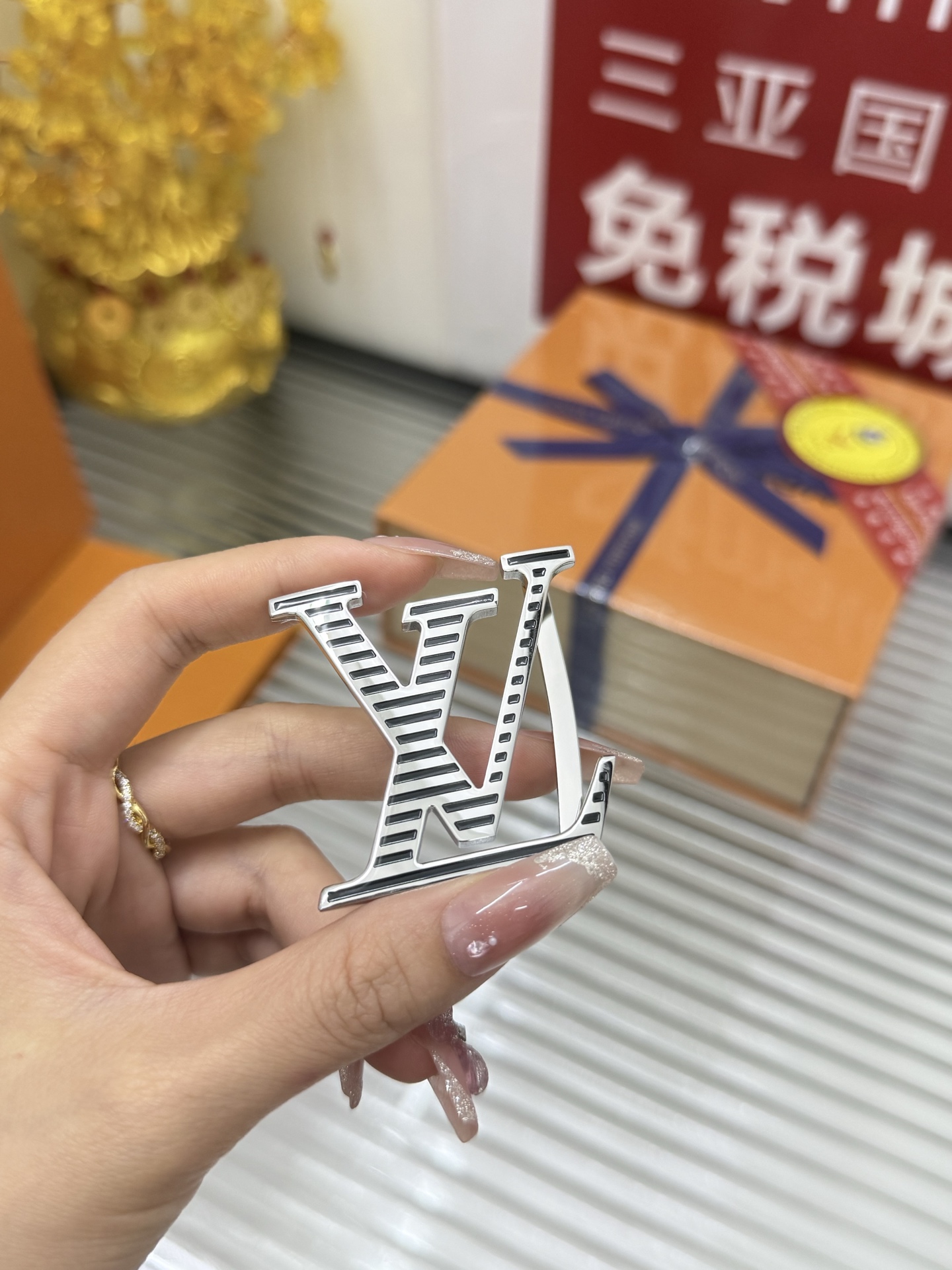 Louis Vuitton 宽度：𝟰 𝟬𝗰𝗺 路易威登Louis Vuitton 双面可用 压花/平纹 开模版代购正货品质 进口小牛皮+精品纯铜五金扣