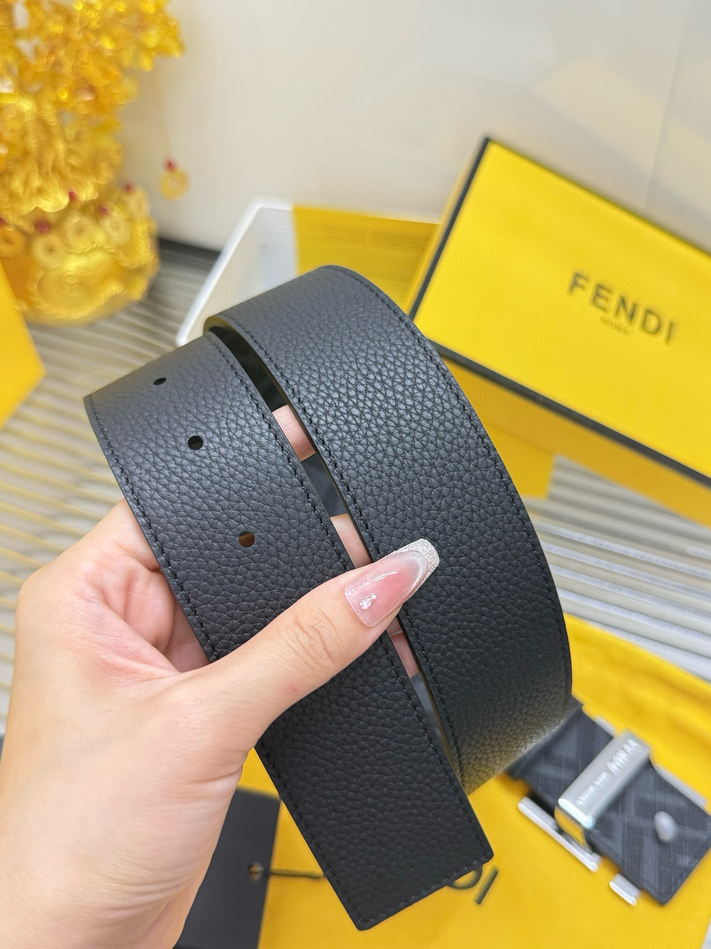 Fendi 宽度：𝟰 𝟬𝗰𝗺 𝐖𝐨𝐦𝐞𝐧'𝐬 𝐛𝐞𝐥𝐭 芬迪 FENDI 双面可使用 花纹/荔枝纹 进口小牛皮+精品纯铜五金扣
