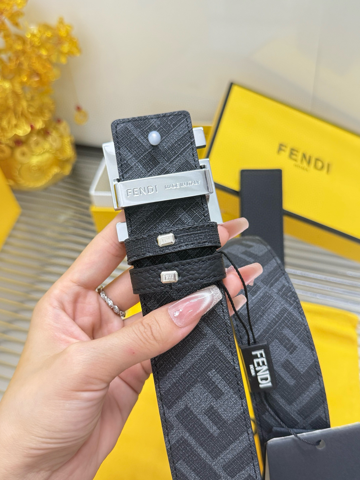 Fendi 宽度：𝟰 𝟬𝗰𝗺 𝐖𝐨𝐦𝐞𝐧'𝐬 𝐛𝐞𝐥𝐭 芬迪 FENDI 双面可使用 花纹/荔枝纹 进口小牛皮+精品纯铜五金扣