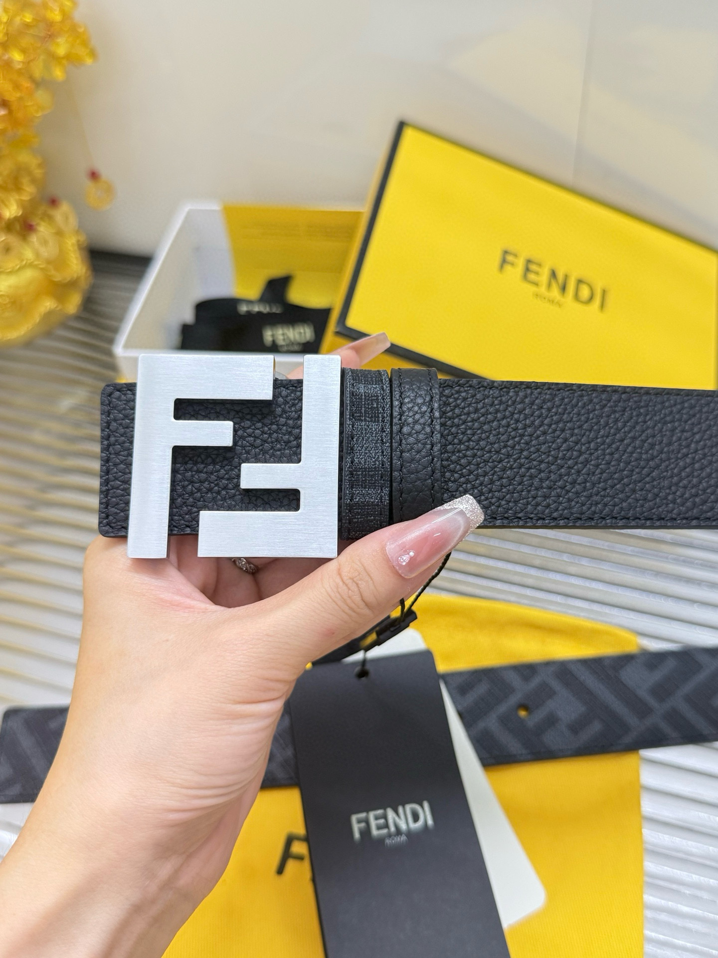Fendi 宽度：𝟰 𝟬𝗰𝗺 𝐖𝐨𝐦𝐞𝐧'𝐬 𝐛𝐞𝐥𝐭 芬迪 FENDI 双面可使用 花纹/荔枝纹 进口小牛皮+精品纯铜五金扣