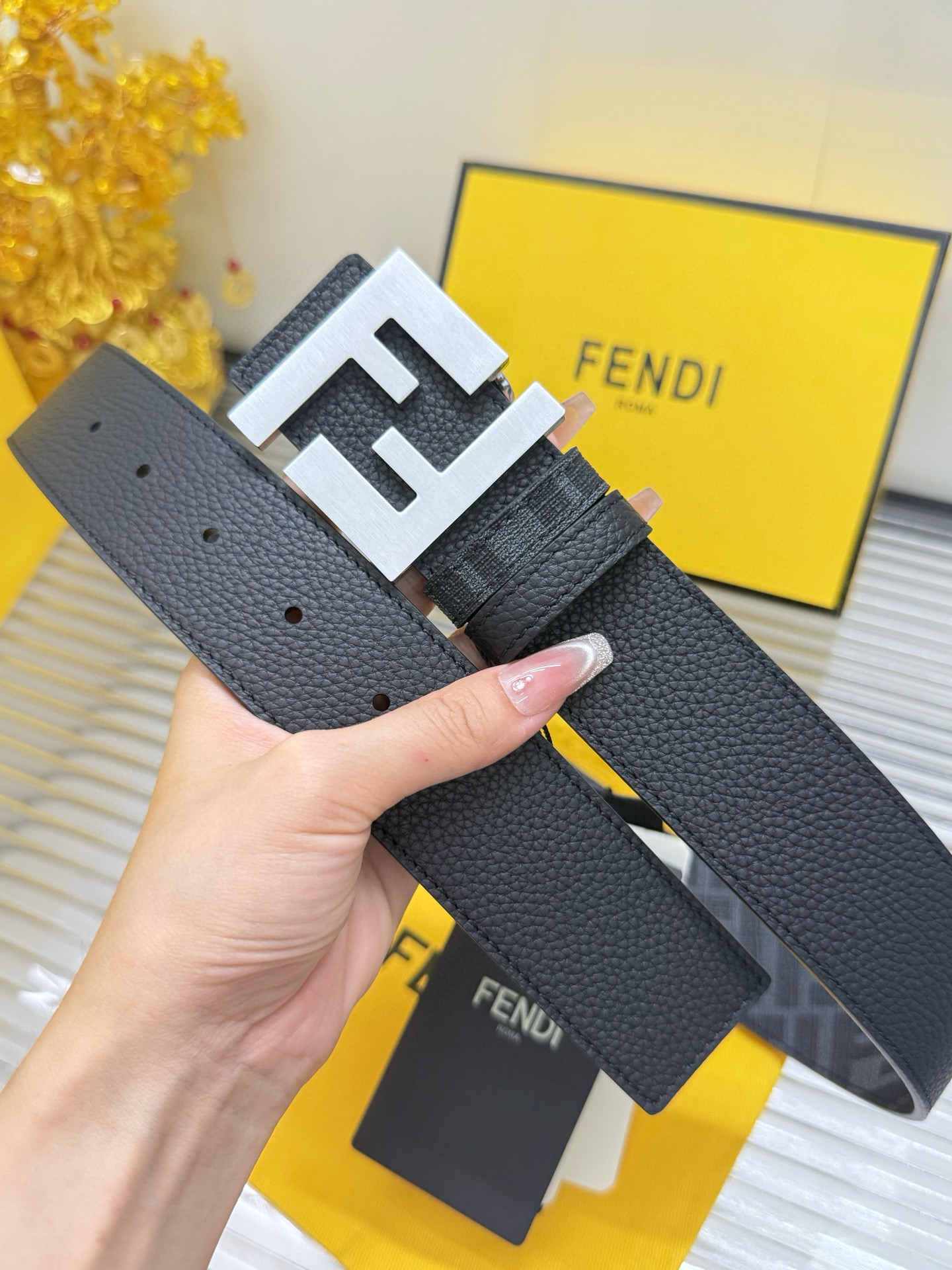 Fendi 宽度：𝟰 𝟬𝗰𝗺 芬迪 FENDI « 配全套 原包装 » 双面可使用 花纹/荔枝纹 进口小牛皮+精品纯铜五金扣 代购正货级 · 精细完美走线 细节 工整 高品质质量