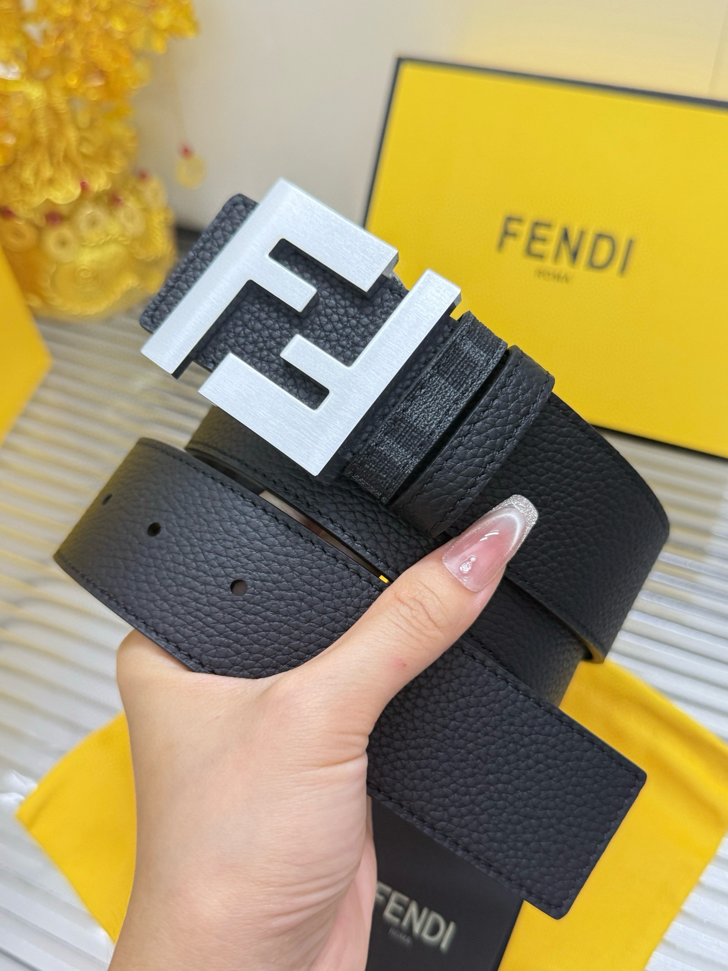 Fendi 宽度：𝟰 𝟬𝗰𝗺 芬迪 FENDI « 配全套 原包装 » 双面可使用 花纹/荔枝纹 进口小牛皮+精品纯铜五金扣 代购正货级 · 精细完美走线 细节 工整 高品质质量