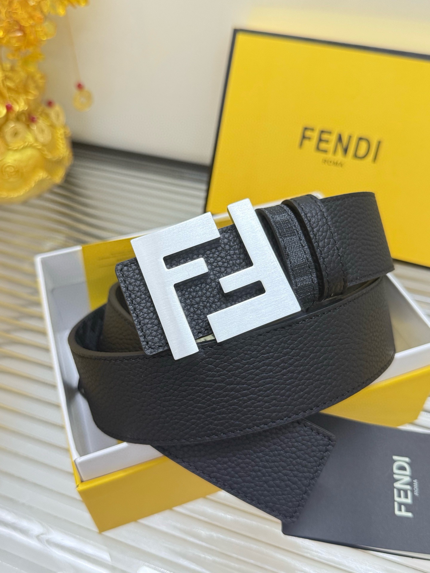 Fendi 宽度：𝟰 𝟬𝗰𝗺 芬迪 FENDI « 配全套 原包装 » 双面可使用 花纹/荔枝纹 进口小牛皮+精品纯铜五金扣 代购正货级 · 精细完美走线 细节 工整 高品质质量