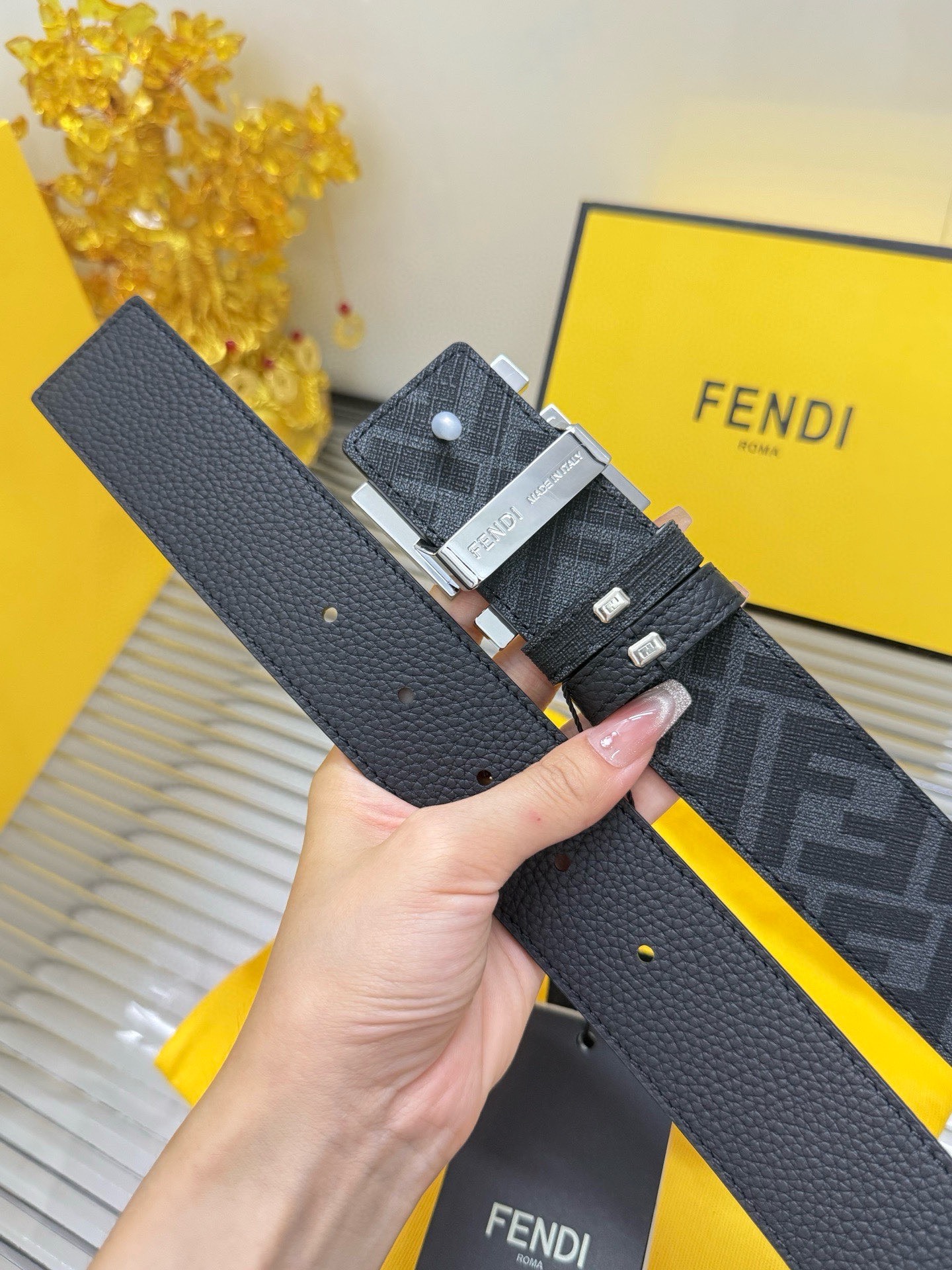 Fendi 宽度：𝟰 𝟬𝗰𝗺 芬迪 FENDI « 配全套 原包装 » 双面可使用 花纹/荔枝纹 进口小牛皮+精品纯铜五金扣 代购正货级 · 精细完美走线 细节 工整 高品质质量