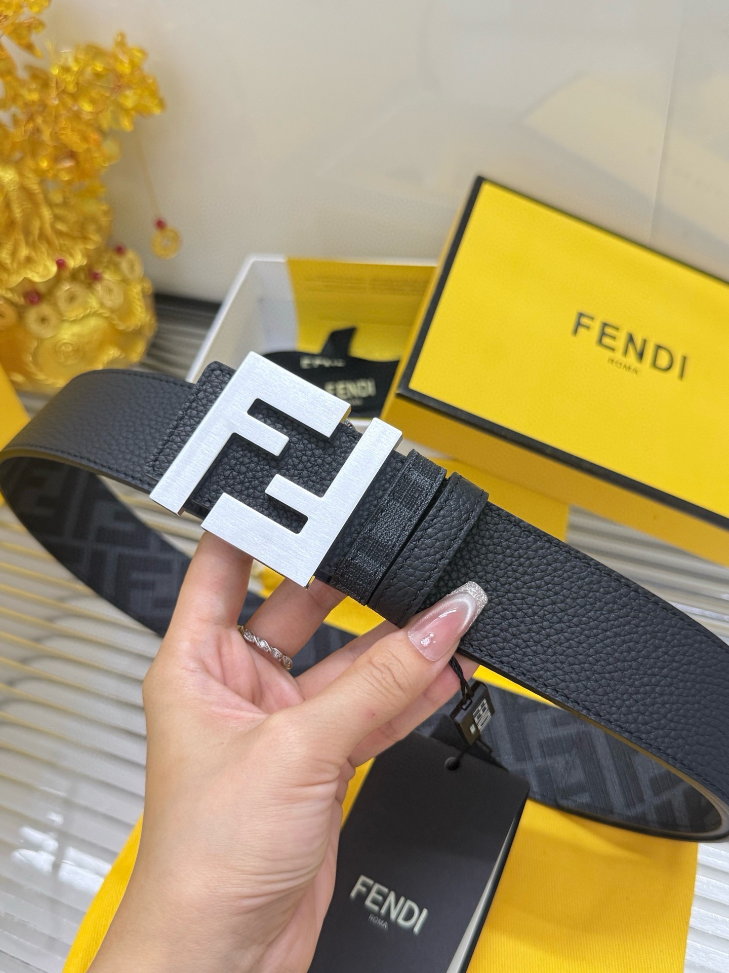 Fendi 宽度：𝟰 𝟬𝗰𝗺 芬迪 FENDI « 配全套 原包装 » 双面可使用 花纹/荔枝纹 进口小牛皮+精品纯铜五金扣 代购正货级 · 精细完美走线 细节 工整 高品质质量