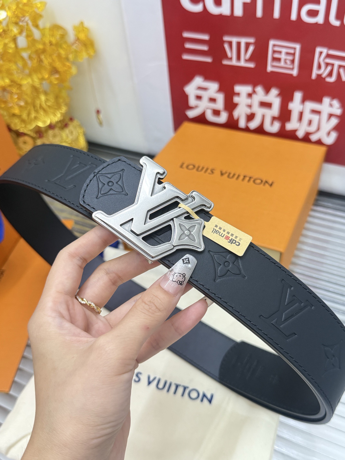 Louis Vuitton 宽度：𝟰 𝟬𝗰𝗺 路易威登Louis Vuitton « 配全套 原包装 » 新款·双面可使用 开模板 进口小牛皮+精品纯铜高品质做工细节 五金件厚重 细节