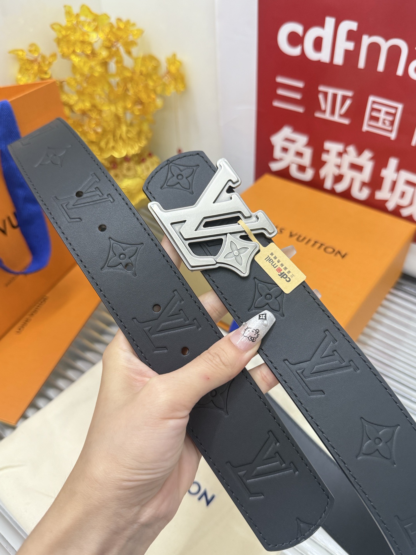 Louis Vuitton 宽度：𝟰 𝟬𝗰𝗺 路易威登Louis Vuitton « 配全套 原包装 » 新款·双面可使用 开模板 进口小牛皮+精品纯铜高品质做工细节 五金件厚重 细节