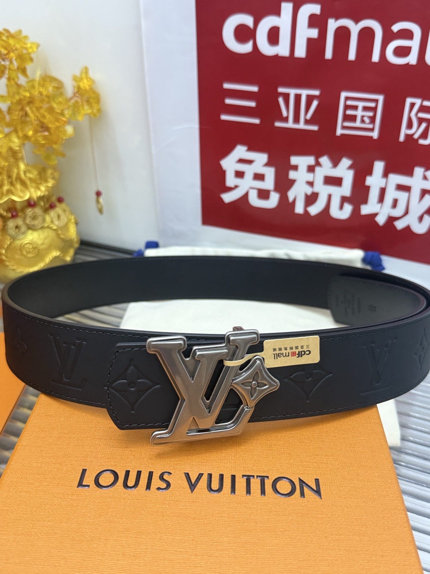 Louis Vuitton 宽度：𝟰 𝟬𝗰𝗺 路易威登Louis Vuitton « 配全套 原包装 » 新款·双面可使用 开模板 进口小牛皮+精品纯铜高品质做工细节 五金件厚重 细节