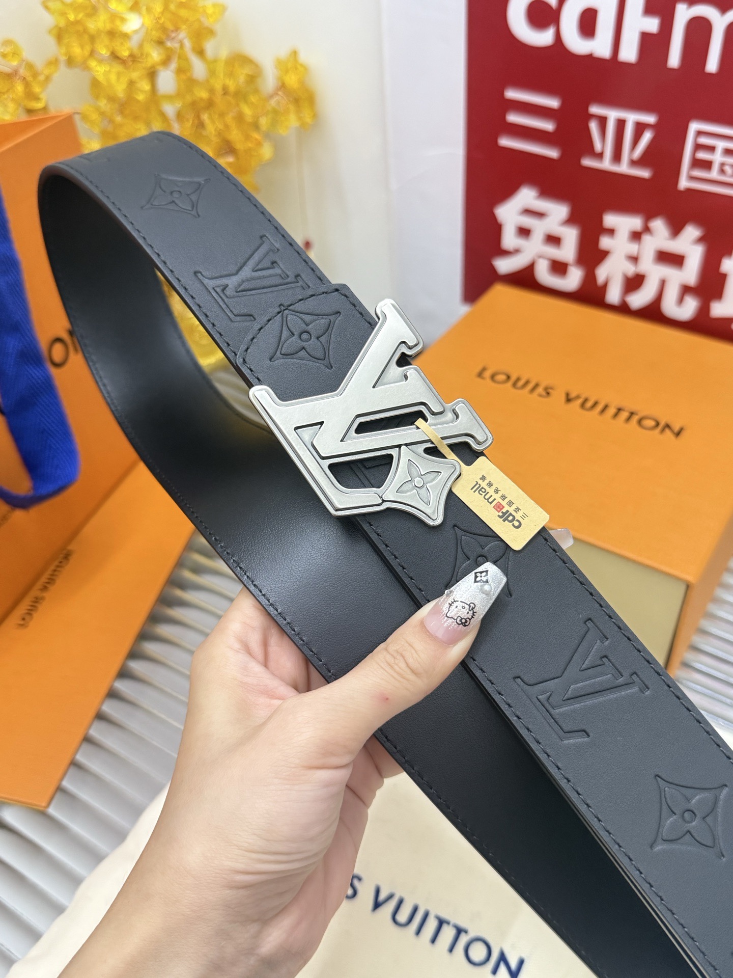 Louis Vuitton 宽度：𝟰 𝟬𝗰𝗺 路易威登Louis Vuitton « 配全套 原包装 » 新款·双面可使用 开模板 进口小牛皮+精品纯铜高品质做工细节 五金件厚重 细节