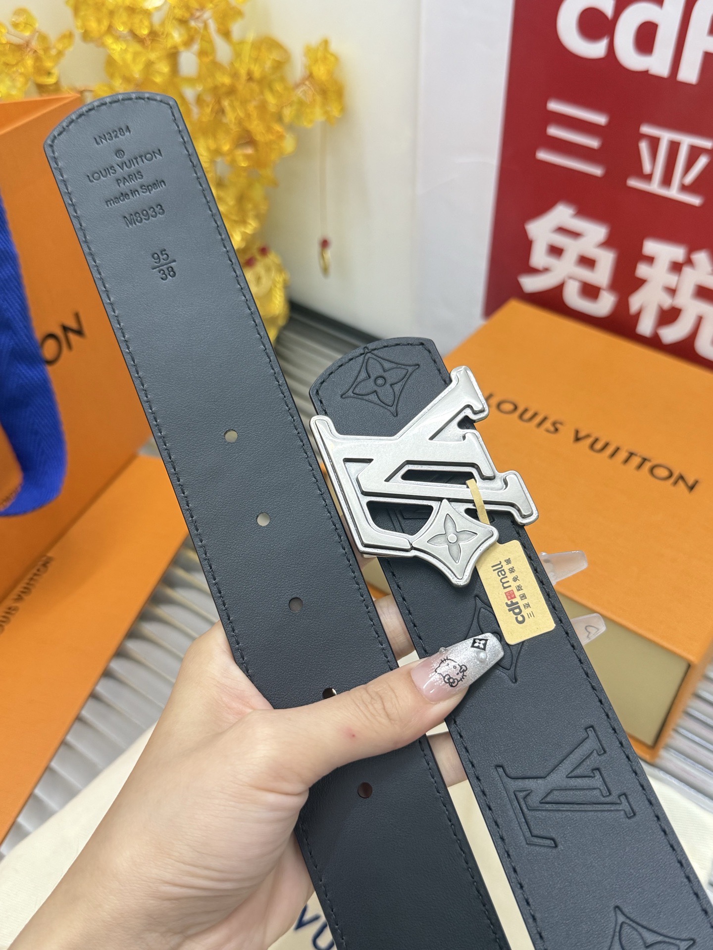 Louis Vuitton 宽度：𝟰 𝟬𝗰𝗺 路易威登Louis Vuitton « 配全套 原包装 » 新款·双面可使用 开模板 进口小牛皮+精品纯铜高品质做工细节 五金件厚重 细节