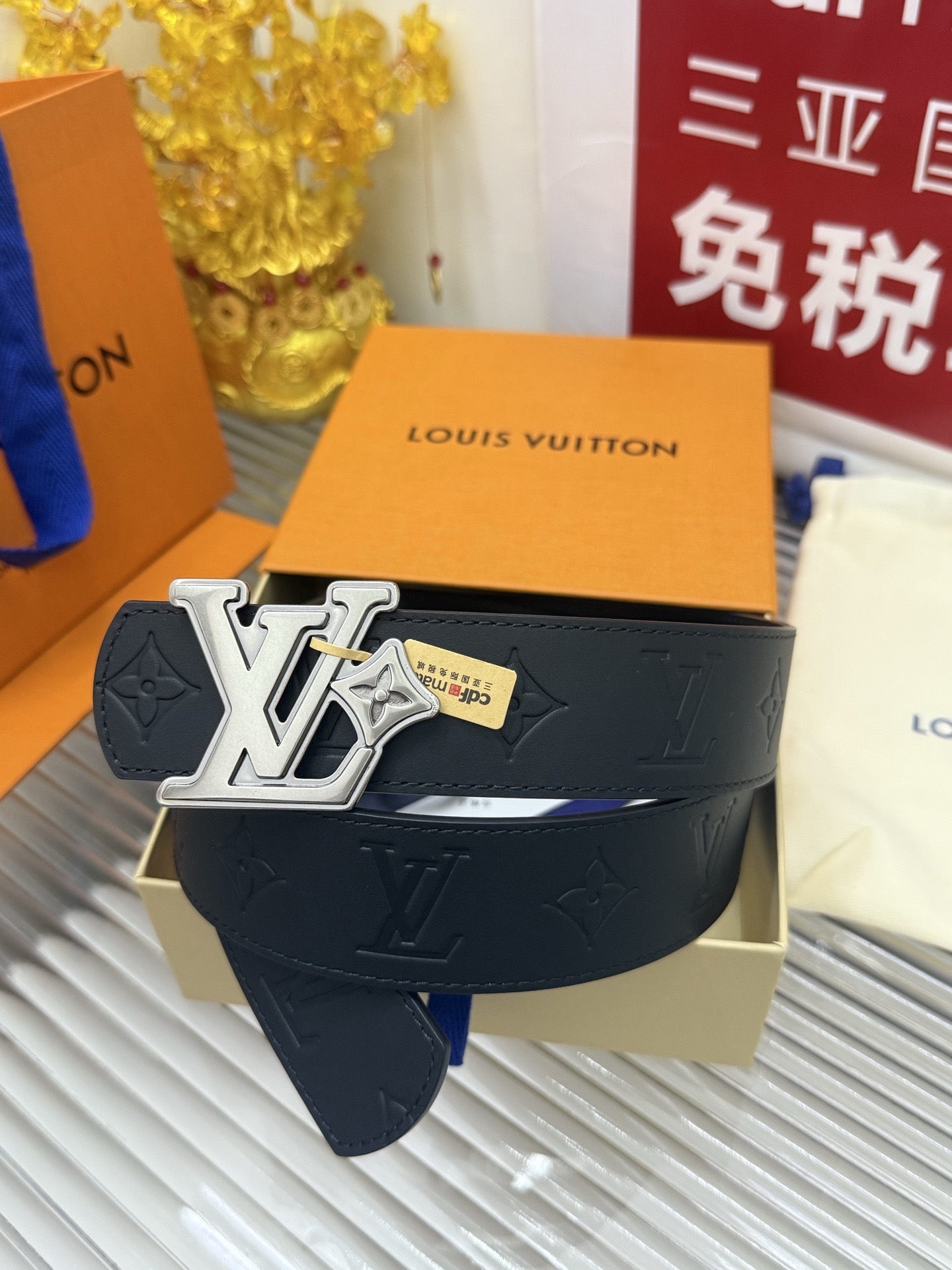Louis Vuitton 宽度：𝟰 𝟬𝗰𝗺 路易威登Louis Vuitton « 配全套 原包装 » 新款·双面可使用 开模板 进口小牛皮+精品纯铜高品质做工细节 五金件厚重 细节