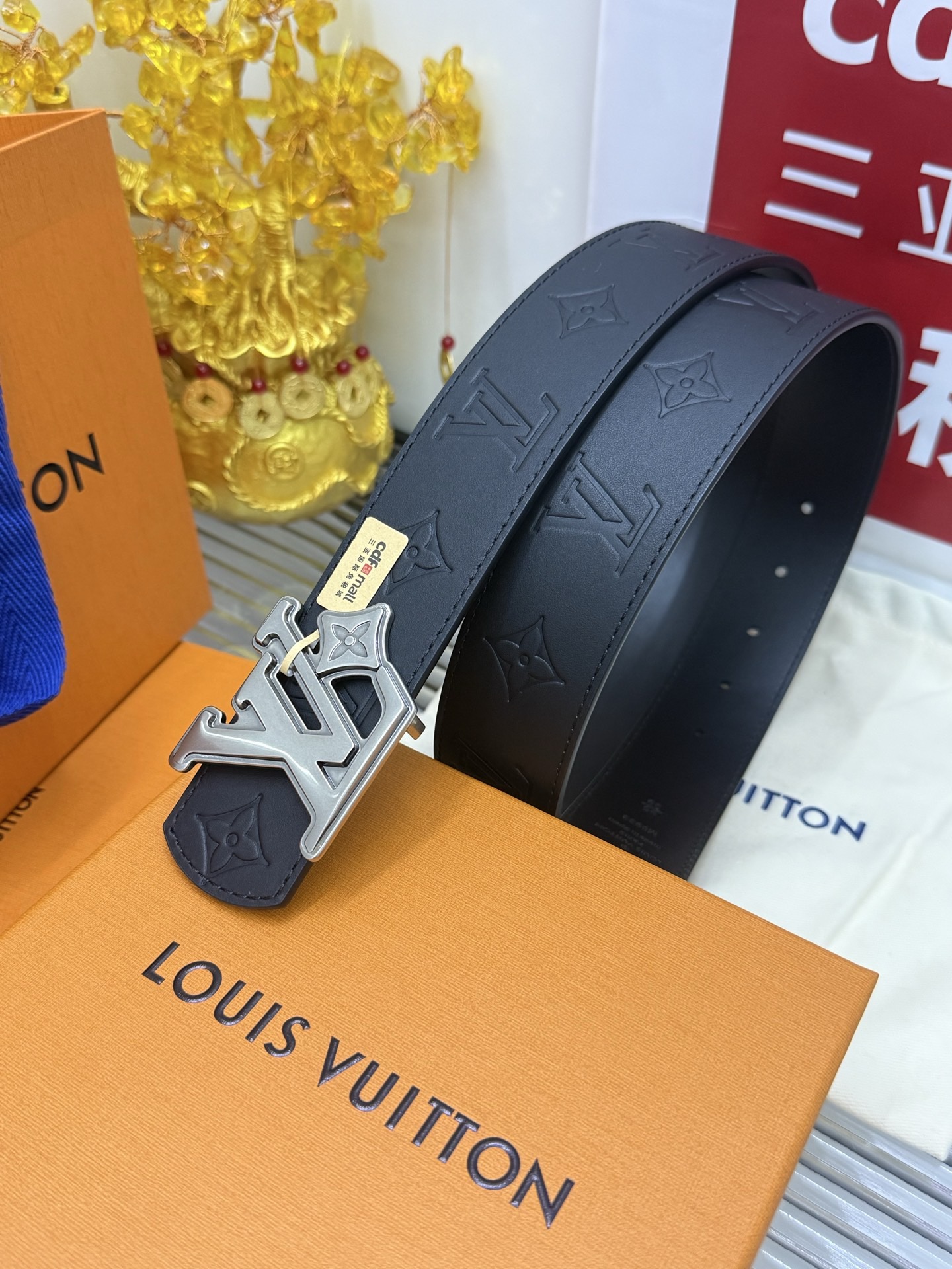 Louis Vuitton 宽度：𝟰 𝟬𝗰𝗺 路易威登Louis Vuitton « 配全套 原包装 » 新款·双面可使用 开模板 进口小牛皮+精品纯铜高品质做工细节 五金件厚重 细节