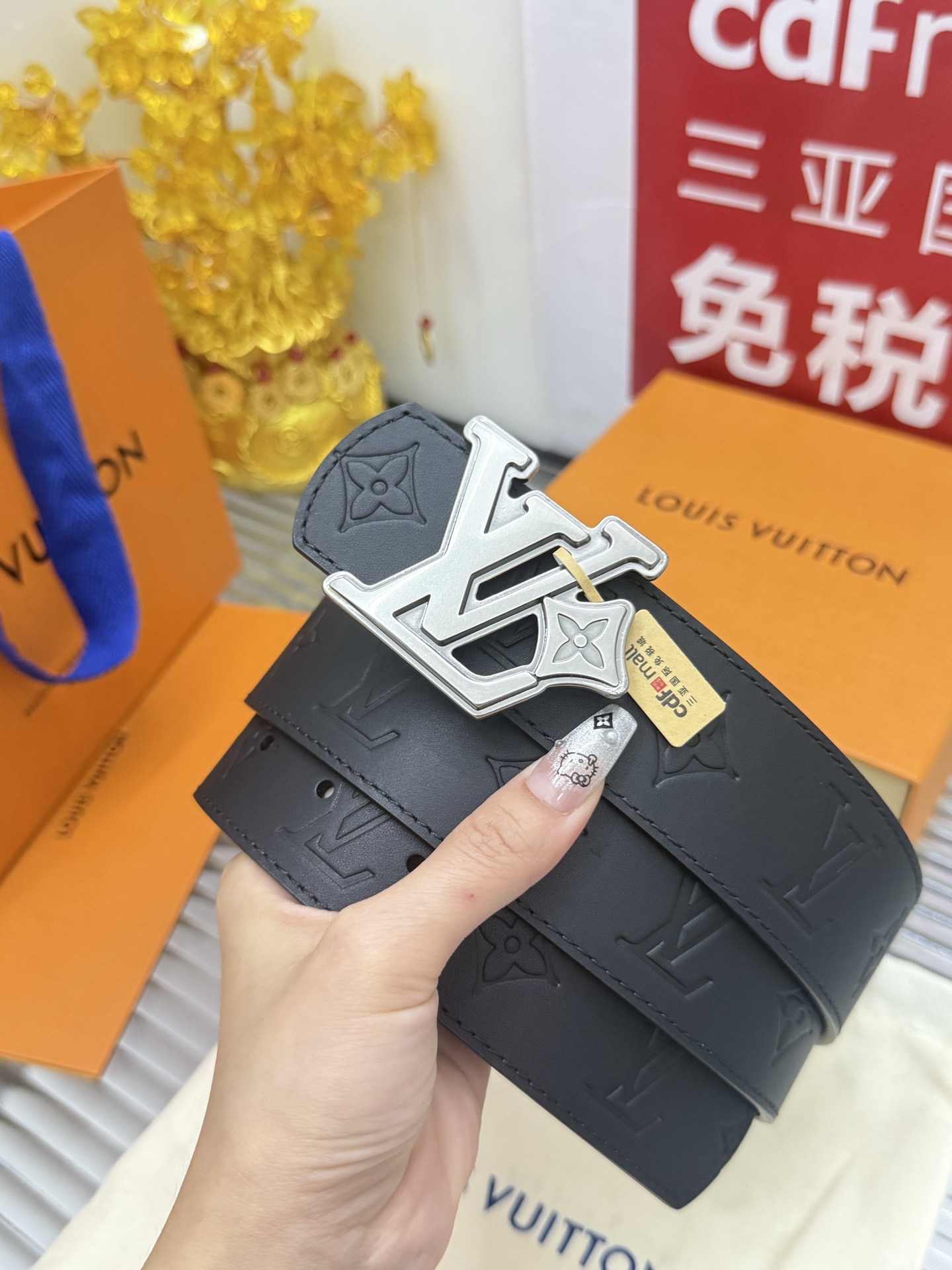 Louis Vuitton 宽度：𝟰 𝟬𝗰𝗺 路易威登Louis Vuitton « 配全套 原包装 » 新款·双面可使用 开模板 进口小牛皮+精品纯铜高品质做工细节 五金件厚重 细节