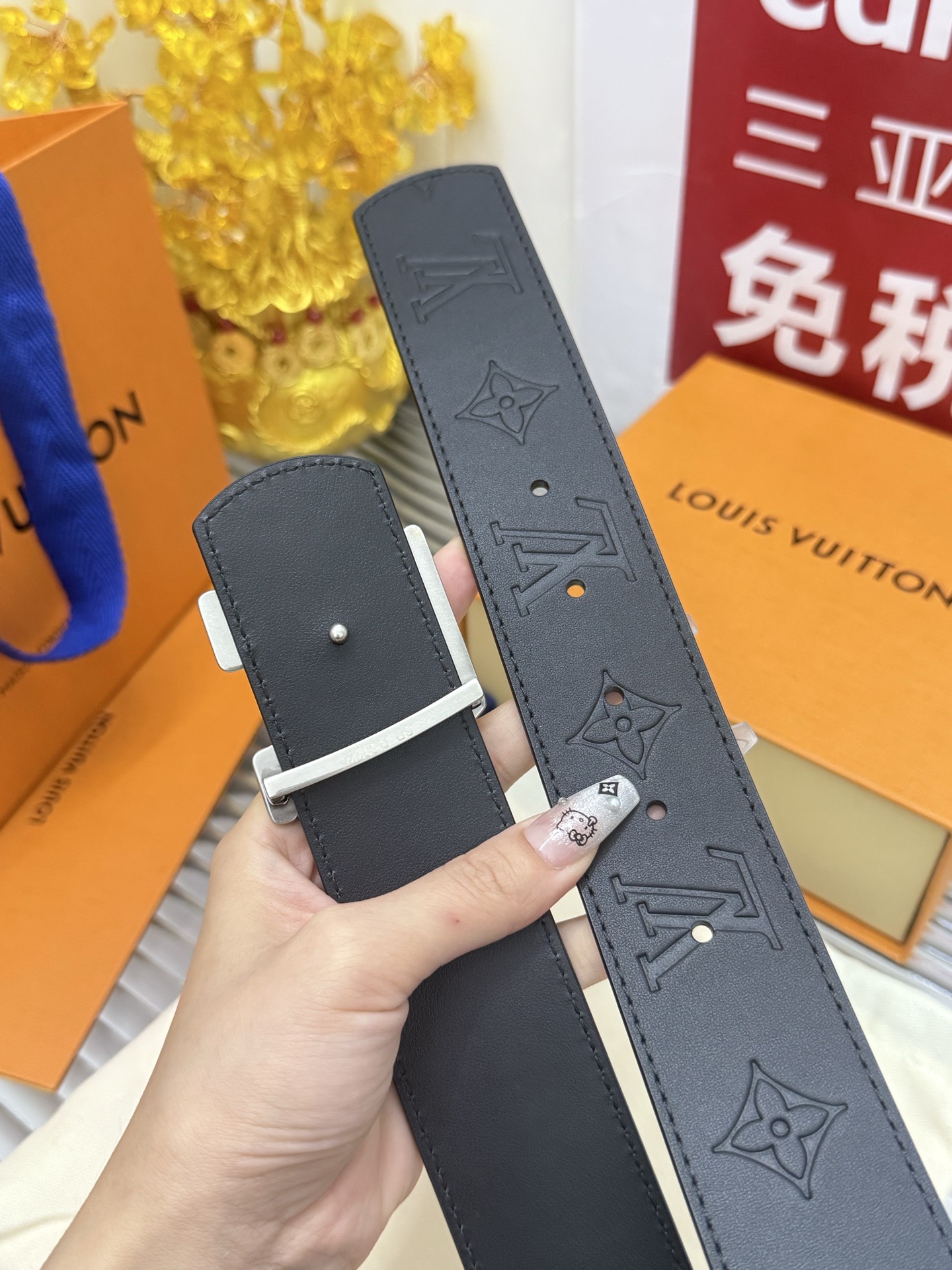 Louis Vuitton 宽度：𝟰 𝟬𝗰𝗺 路易威登Louis Vuitton « 配全套 原包装 » 新款·双面可使用 开模板 进口小牛皮+精品纯铜高品质做工细节 五金件厚重 细节