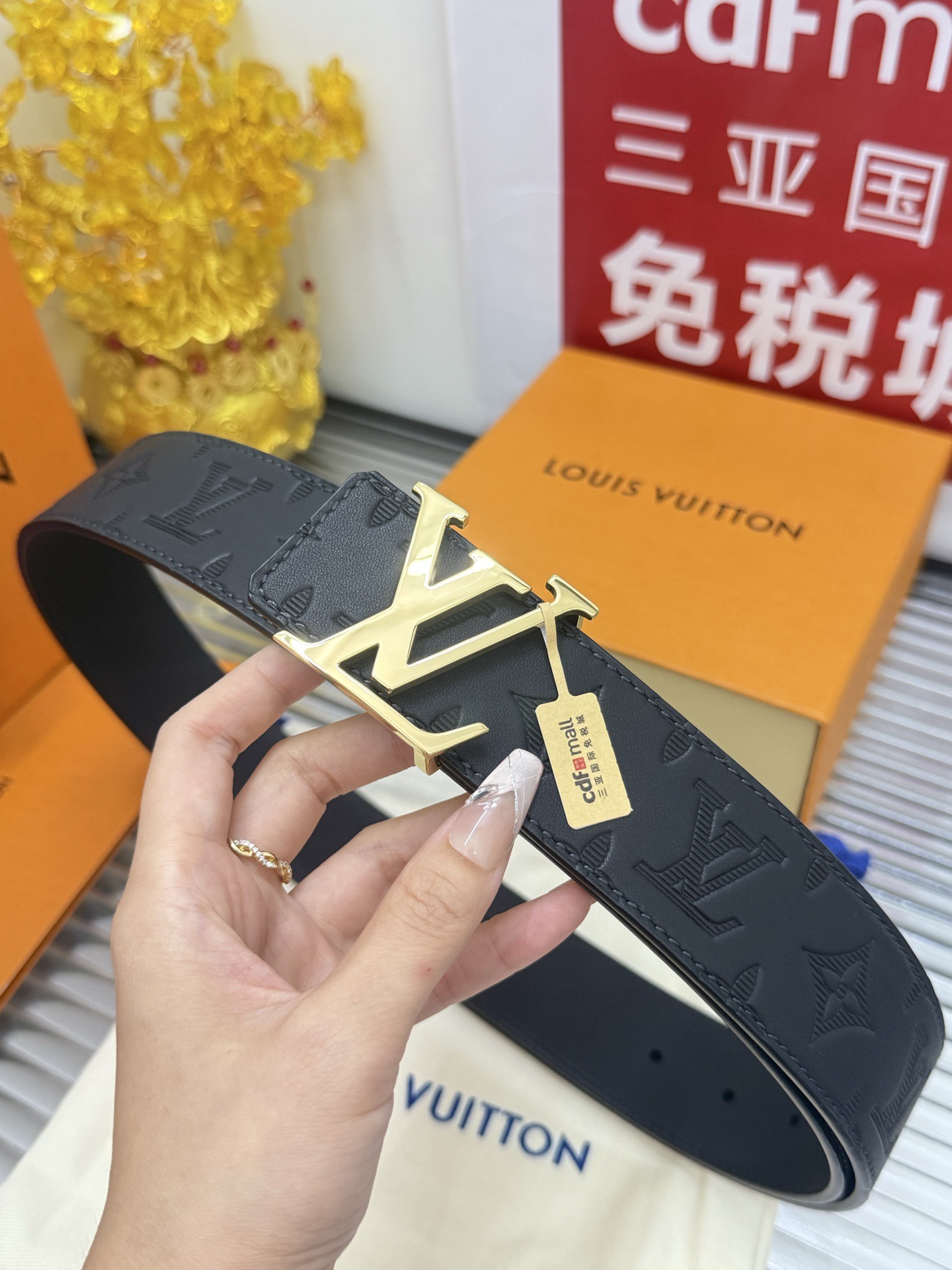 Louis Vuitton 宽度：𝟰 𝟬𝗰𝗺 路易威登Louis Vuitton « 配全套 原包装 » 花纹 如图 品质质量 双面可使用 进口小牛皮+精品纯铜五金扣