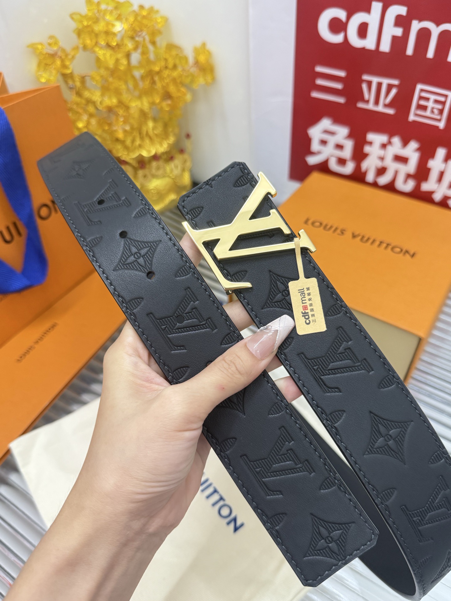 Louis Vuitton 宽度：𝟰 𝟬𝗰𝗺 路易威登Louis Vuitton « 配全套 原包装 » 花纹 如图 品质质量 双面可使用 进口小牛皮+精品纯铜五金扣