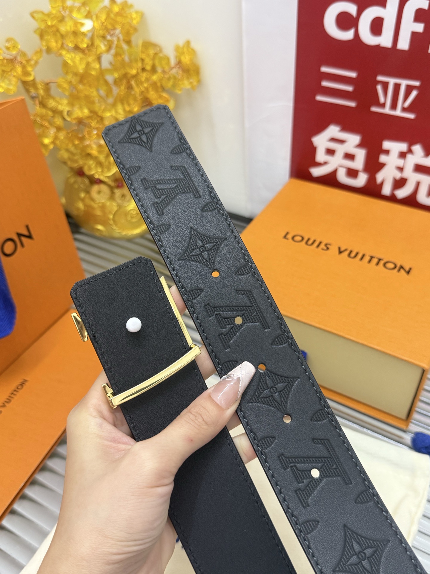 Louis Vuitton 宽度：𝟰 𝟬𝗰𝗺 路易威登Louis Vuitton « 配全套 原包装 » 花纹 如图 品质质量 双面可使用 进口小牛皮+精品纯铜五金扣