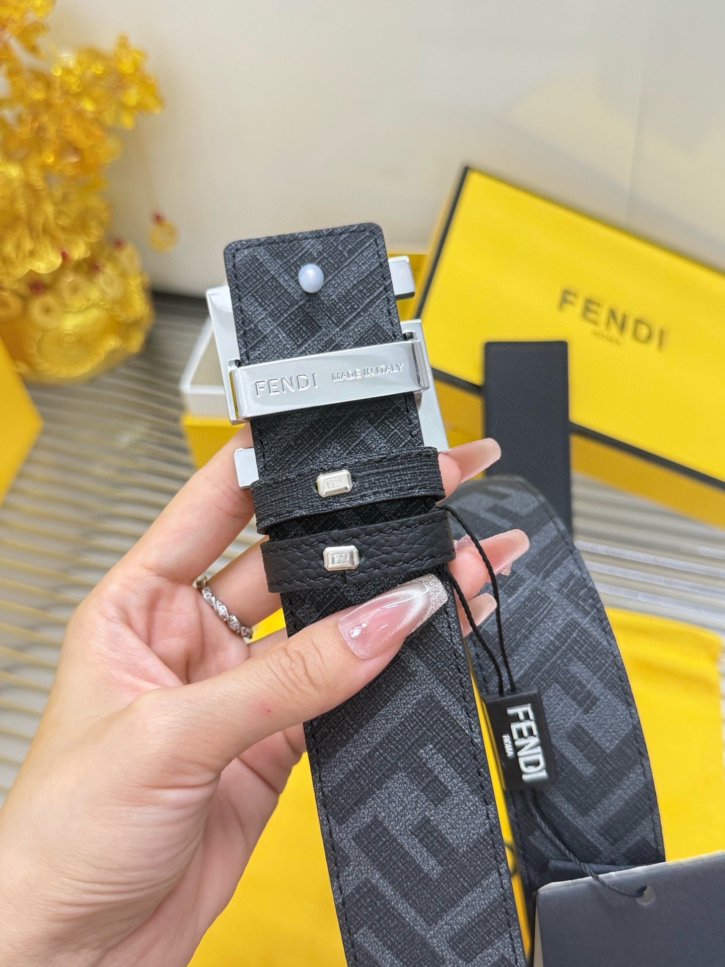 Fendi 宽度：𝟰 𝟬𝗰𝗺 芬迪 FENDI « 配全套 原包装 » 双面可使用 花纹/荔枝纹 进口小牛皮+精品纯铜五金扣 代购正货级 · 精细完美走线 细节 工整 高品质质量