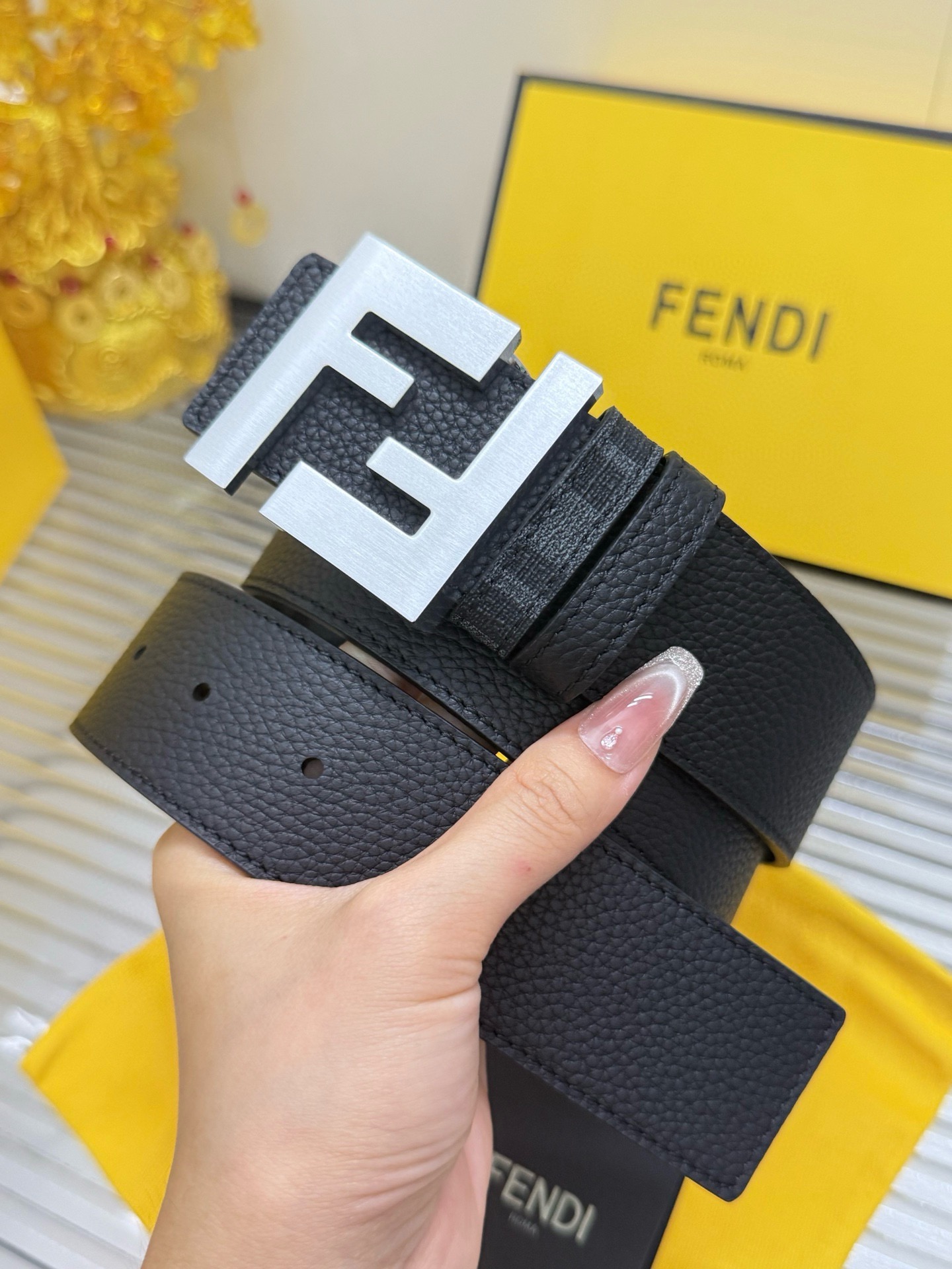 Fendi 宽度：𝟰 𝟬𝗰𝗺 芬迪 FENDI « 配全套 原包装 » 双面可使用 花纹/荔枝纹 进口小牛皮+精品纯铜五金扣 代购正货级 · 精细完美走线 细节 工整 高品质质量
