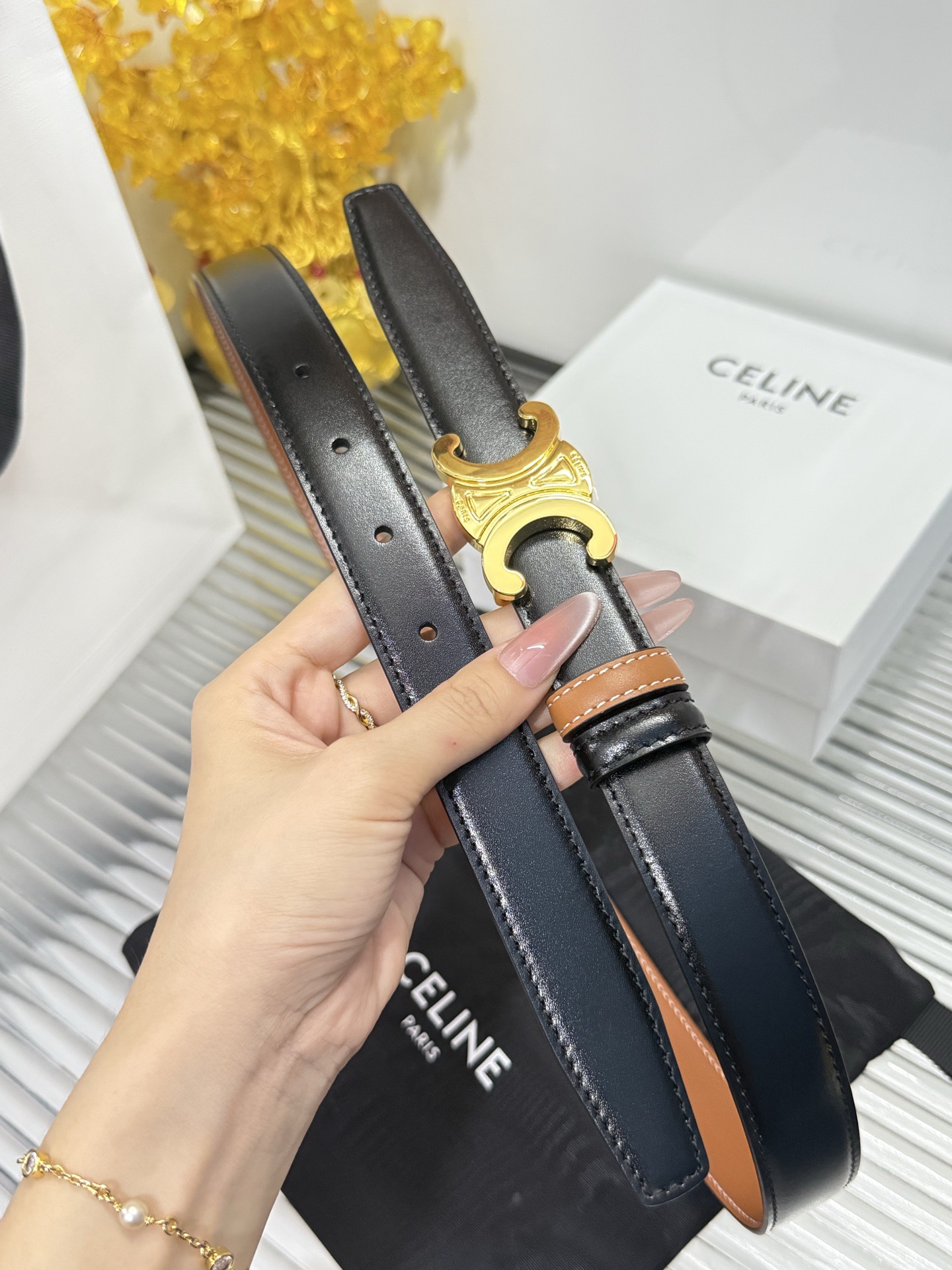 Celine 宽度：𝟮 𝟱𝗰𝗺 赛琳 CELINE « 配全套 原包装 » 双面可用 官网新款 进口 小牛皮+精品纯铜扣/带 膜