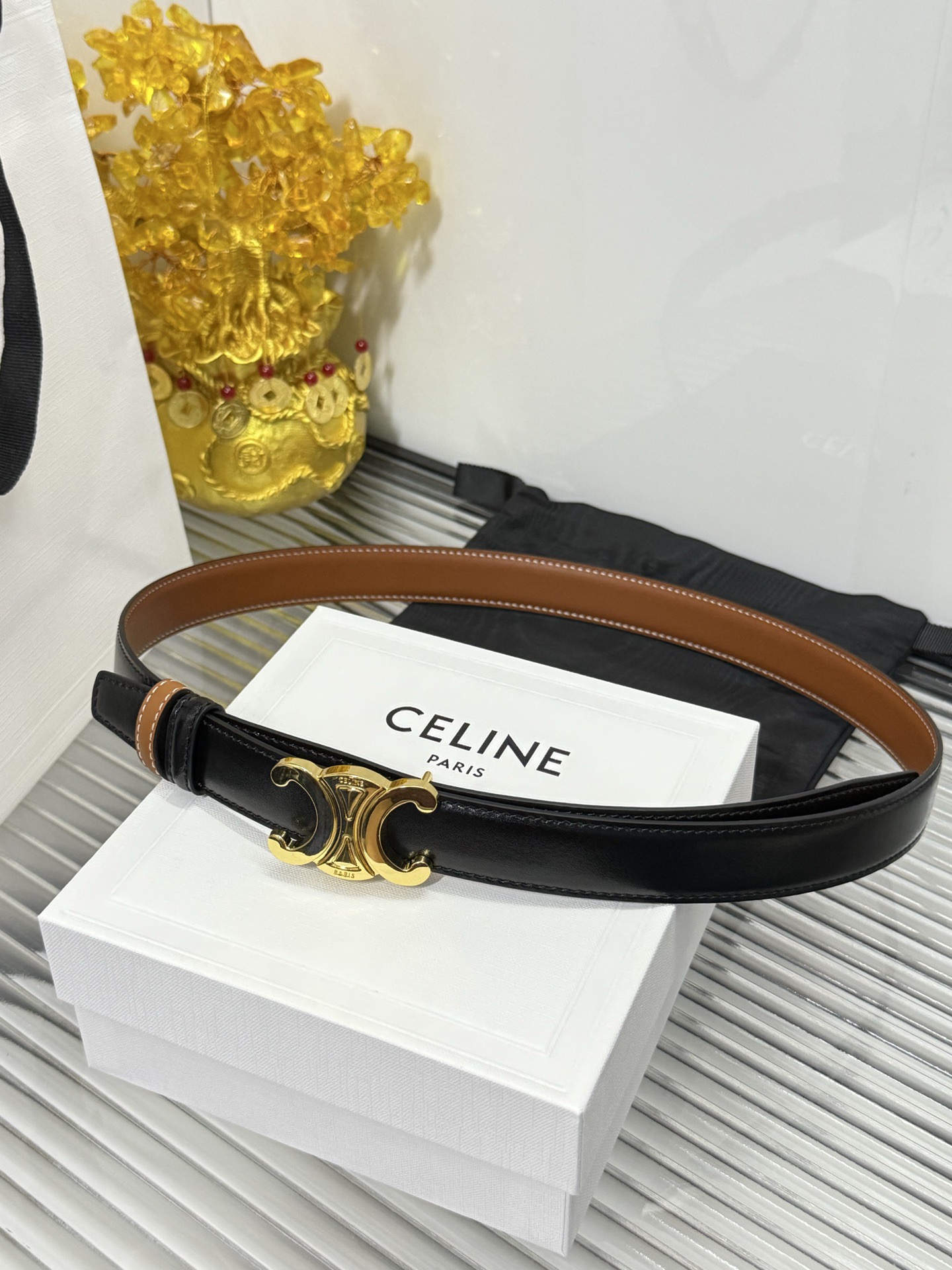Celine 宽度：𝟮 𝟱𝗰𝗺 赛琳 CELINE « 配全套 原包装 » 双面可用 官网新款 进口 小牛皮+精品纯铜扣/带 膜