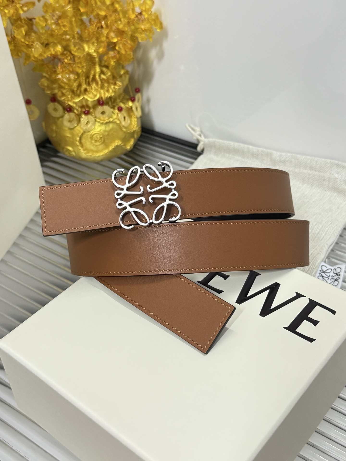 Loewe 宽度：𝟑.𝟱𝗰𝗺 罗意威 LOEWE « 配全套 原包装 » 双面可用 进口 小牛皮+精品纯钢扣