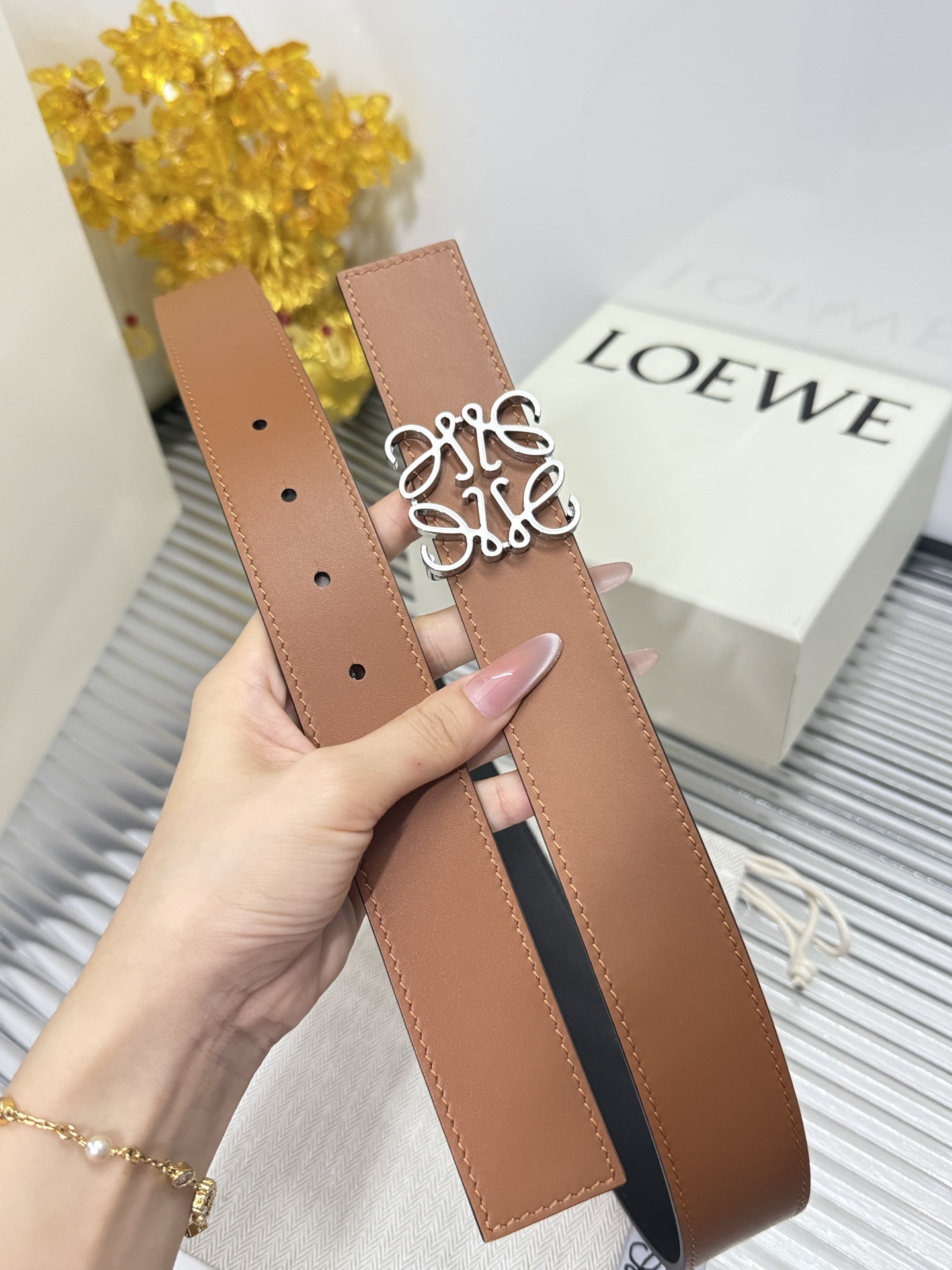 Loewe 宽度：𝟑.𝟱𝗰𝗺 罗意威 LOEWE « 配全套 原包装 » 双面可用 进口 小牛皮+精品纯钢扣