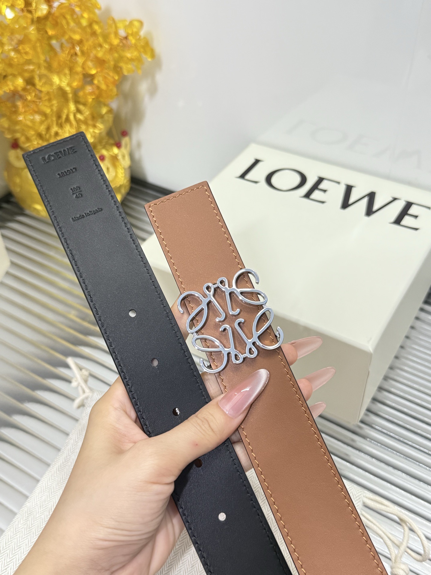 Loewe 宽度：𝟑.𝟱𝗰𝗺 罗意威 LOEWE « 配全套 原包装 » 双面可用 进口 小牛皮+精品纯钢扣