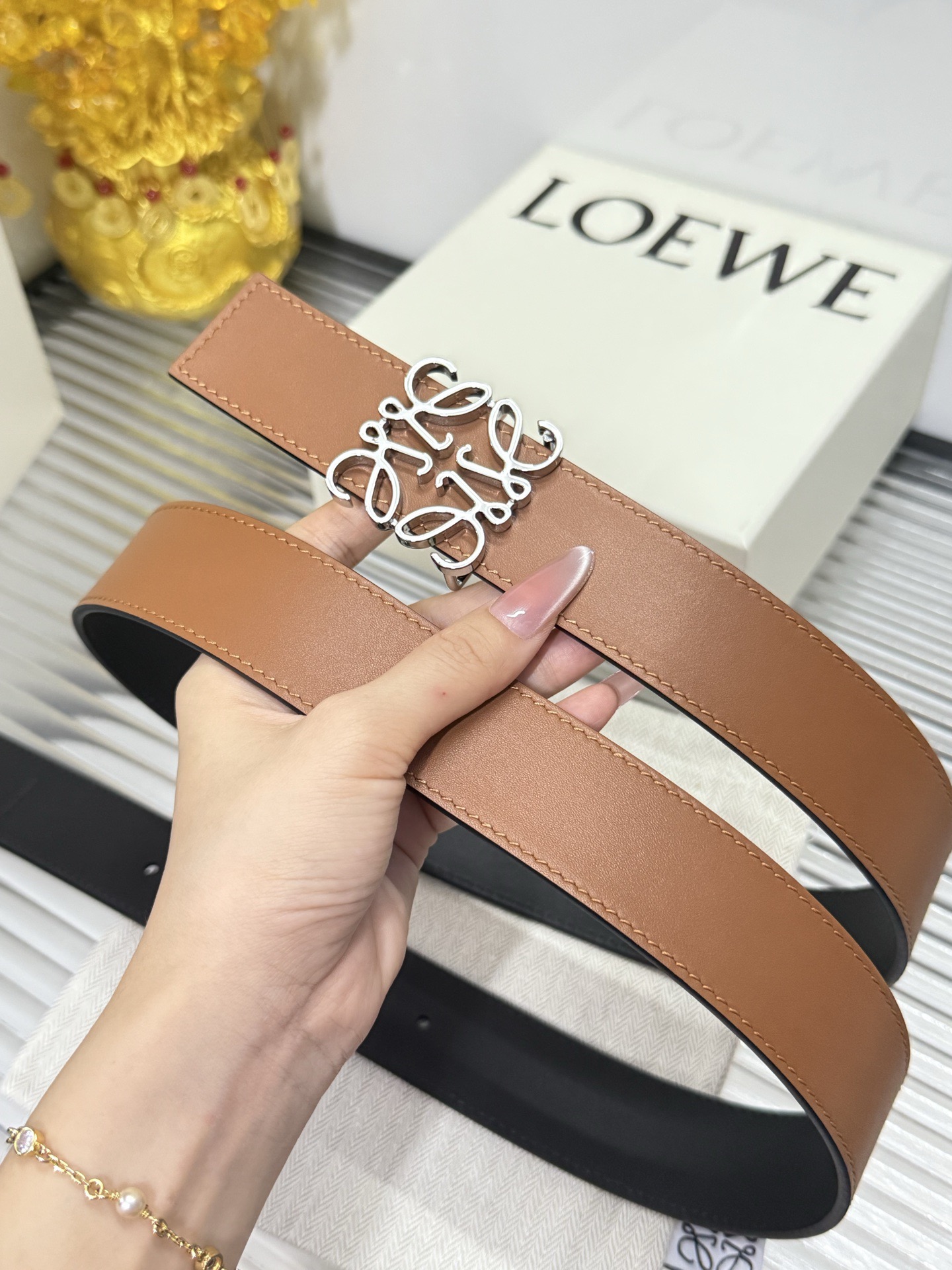 Loewe 宽度：𝟑.𝟱𝗰𝗺 罗意威 LOEWE « 配全套 原包装 » 双面可用 进口 小牛皮+精品纯钢扣