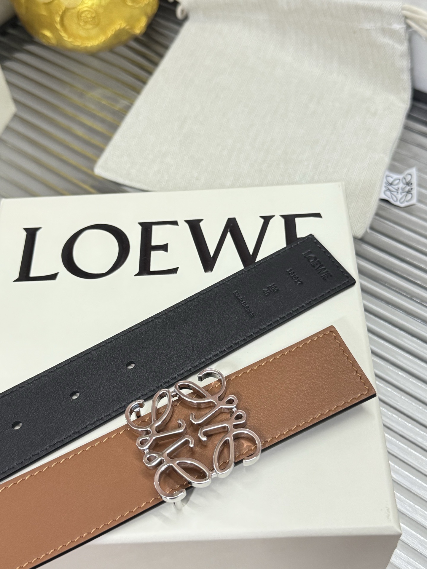 Loewe 宽度：𝟑.𝟱𝗰𝗺 罗意威 LOEWE « 配全套 原包装 » 双面可用 进口 小牛皮+精品纯钢扣