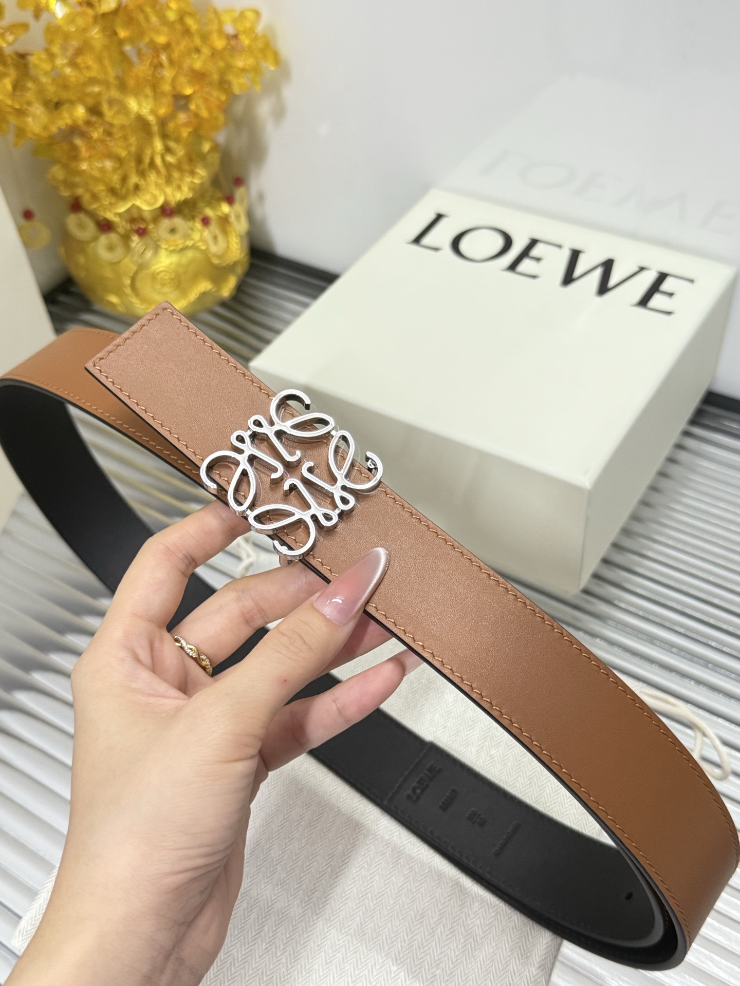 Loewe 宽度：𝟑.𝟱𝗰𝗺 罗意威 LOEWE « 配全套 原包装 » 双面可用 进口 小牛皮+精品纯钢扣