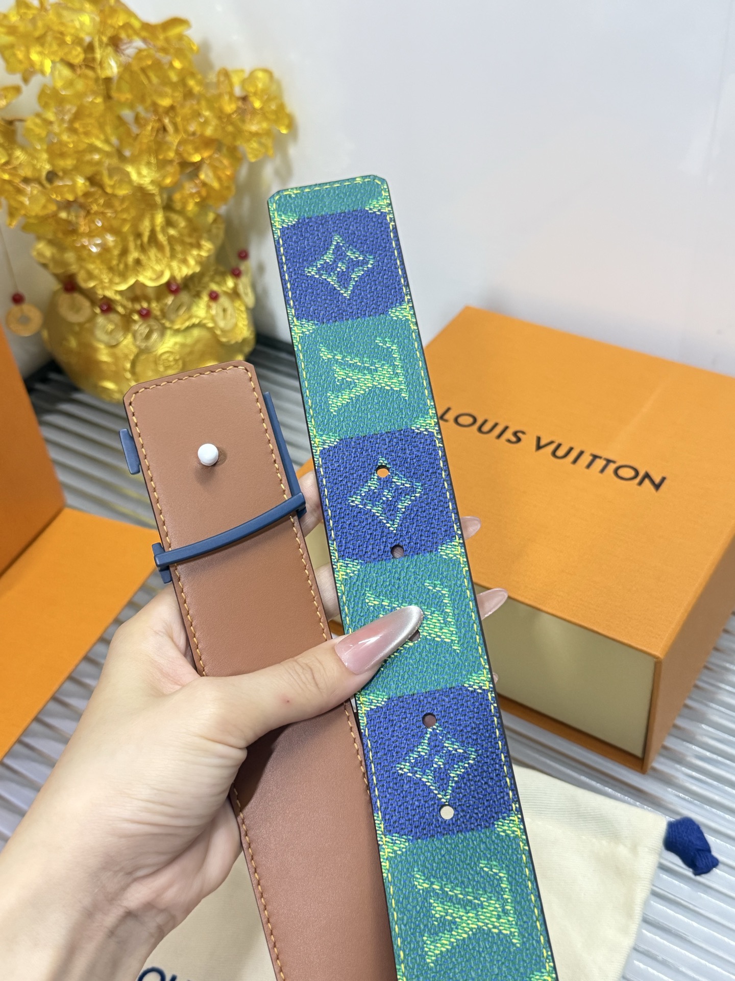 Louis Vuitton 宽度：𝟰 𝟬𝗰𝗺 路易威登Louis Vuitton « 配全套 原包装 » 双面可用 帆布/底小牛皮+精品纯铜砂蓝扣