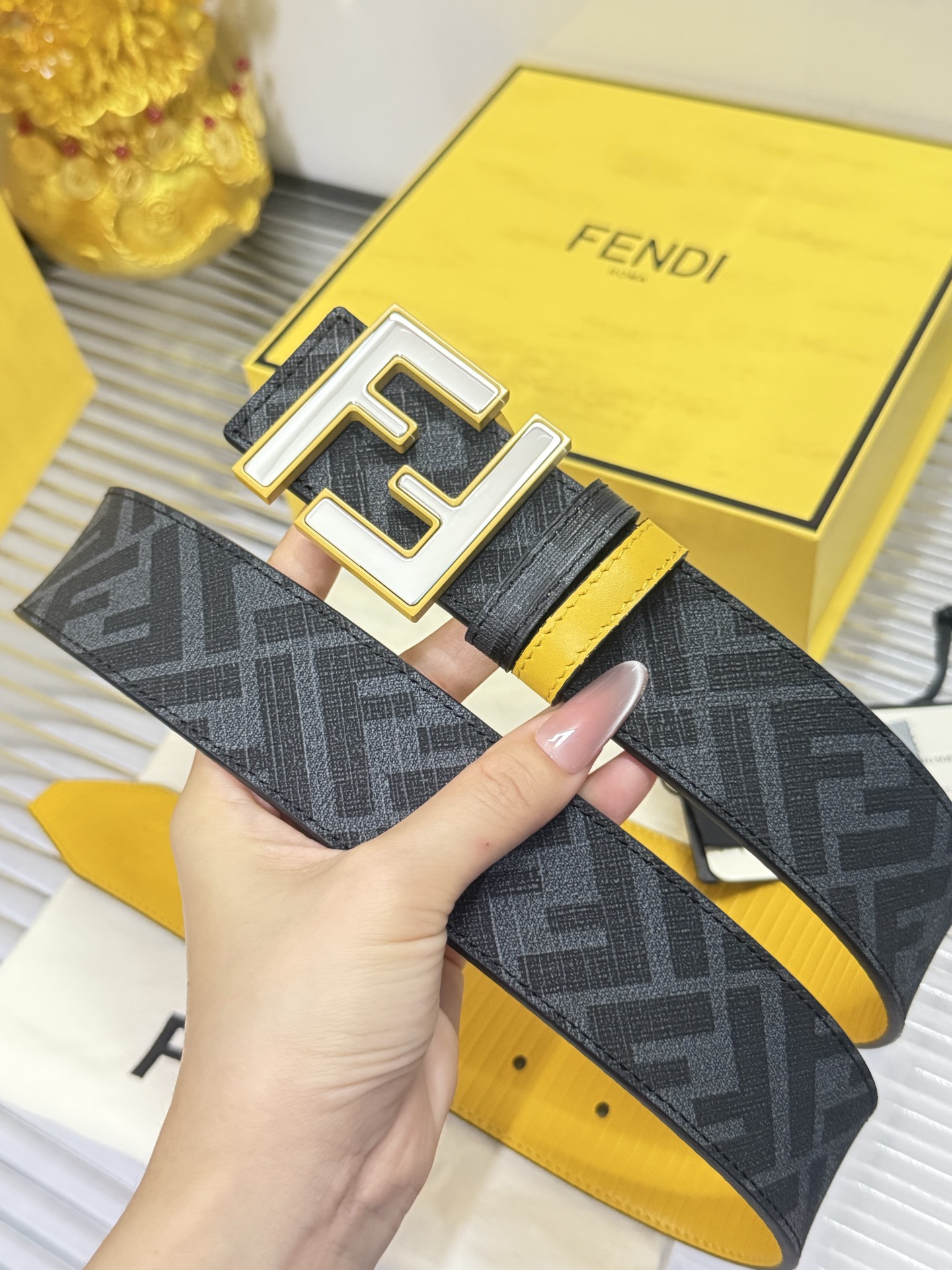 Fendi 宽度：𝟰.𝟬𝗰𝗺 芬迪 FENDI « 配全套 原包装 » 双面可用 进口 帆布/小牛皮+精品纯铜扣